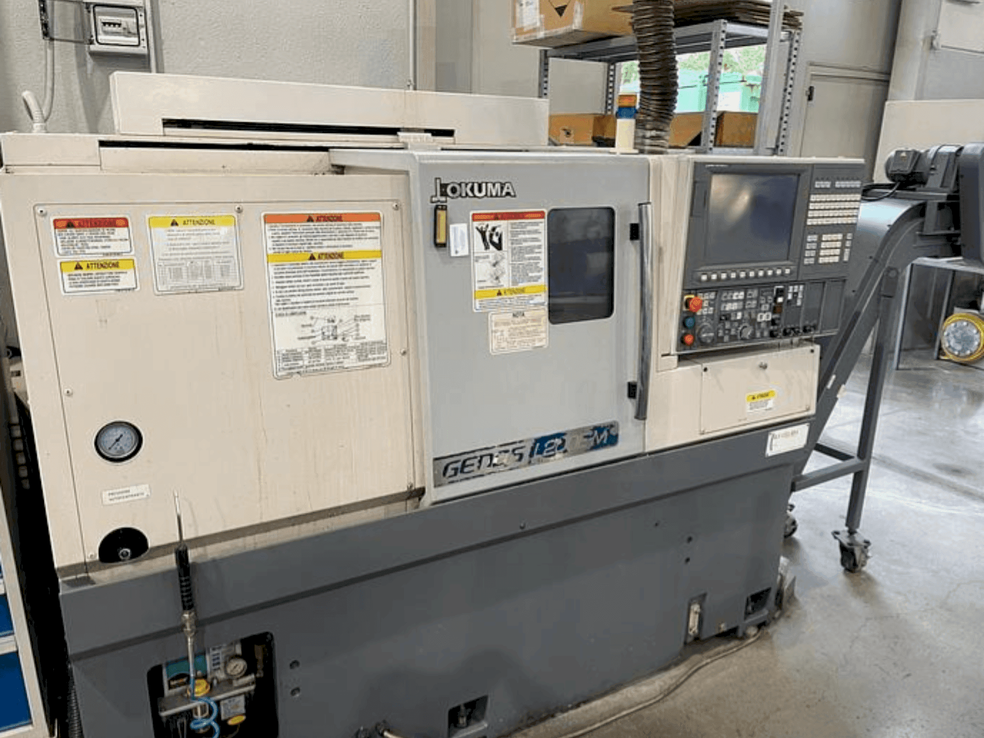 Вид станка Okuma GENOS L200EM спереди