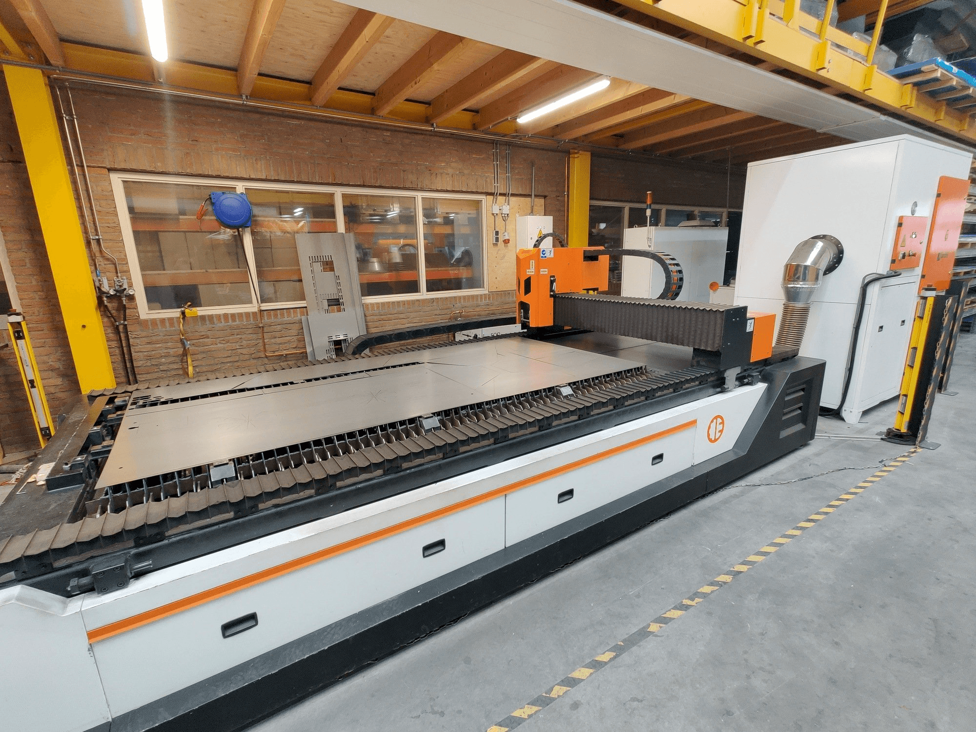 Вид станка ERMAKSAN Fibermak Hawk 3015 1kw fiber спереди