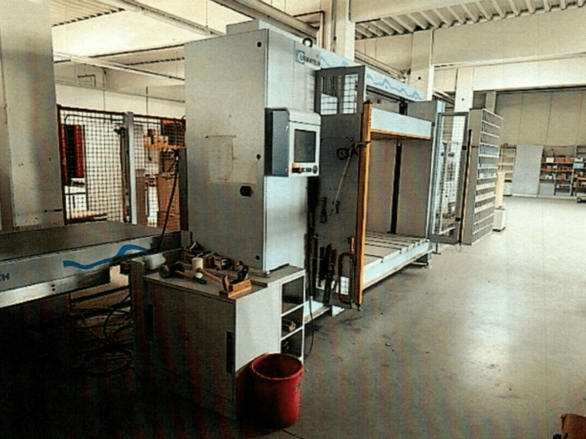 Ламинационный пресс LIGMATECH MPH 510/25/09 в заводских условиях, вид спереди с открытым доступом и панелью управления.