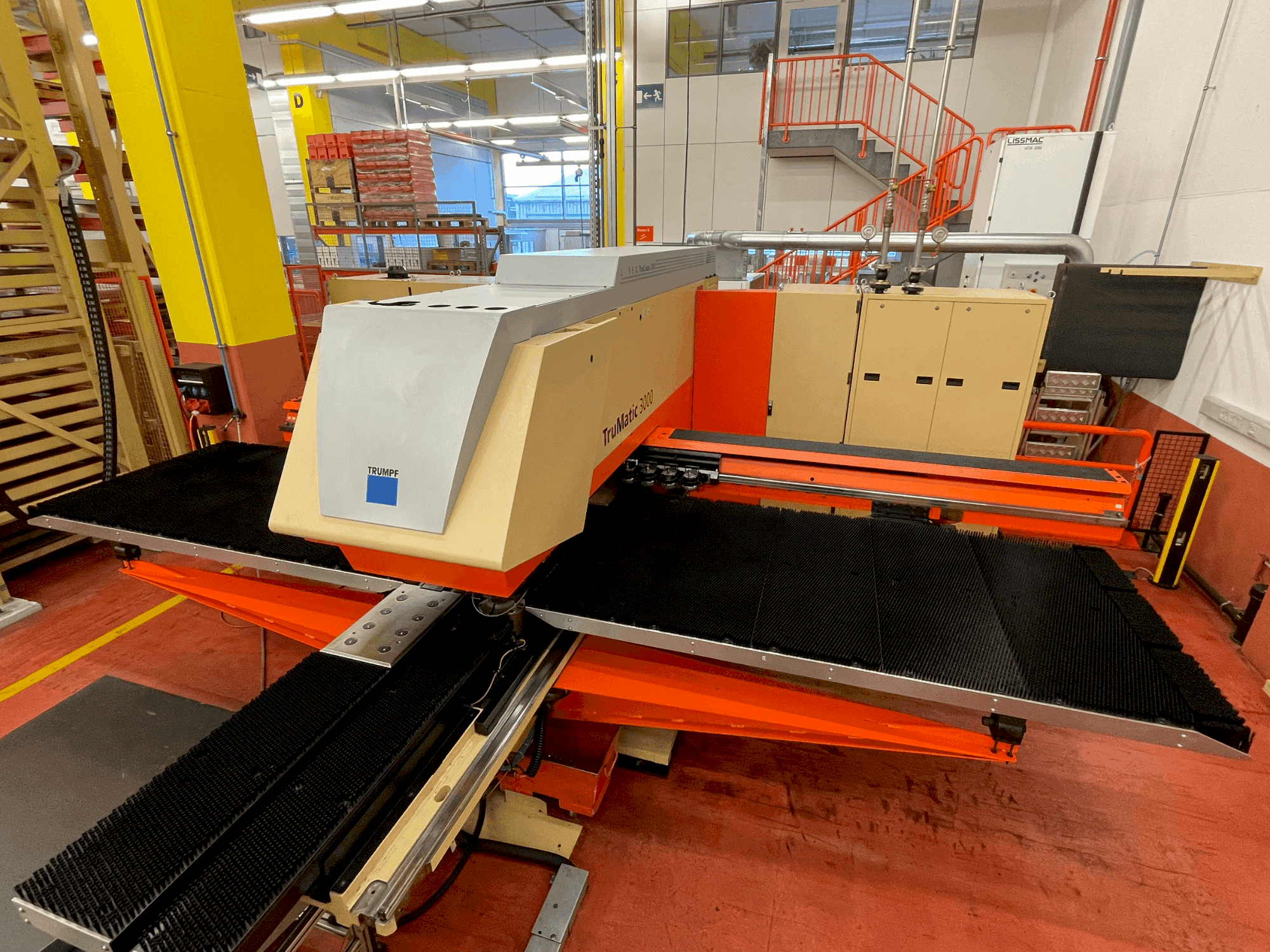 Вид станка TRUMPF TruMatic 3000 спереди