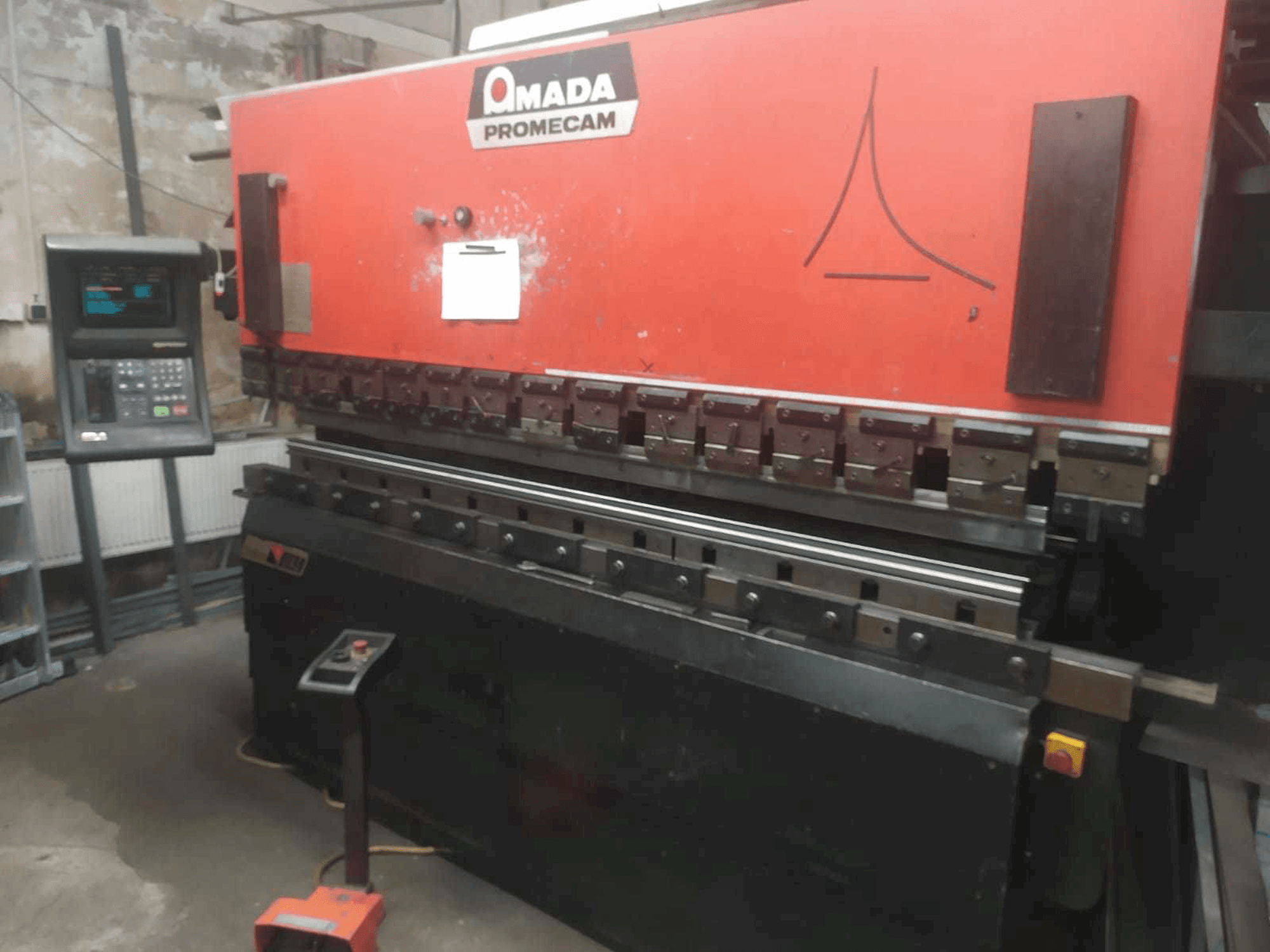 Вид станка AMADA APX 100 30 спереди
