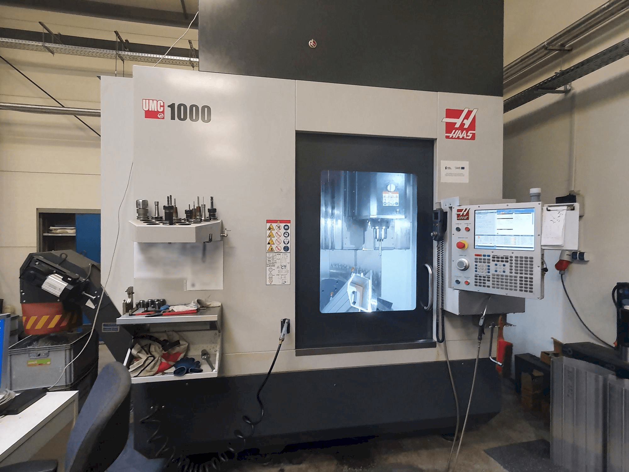 Вид станка HAAS UMC-1000 спереди