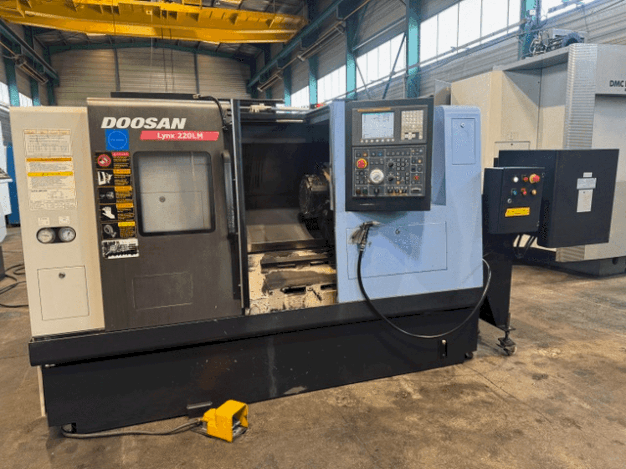 Вид станка DOOSAN LYNX 220 LMA спереди
