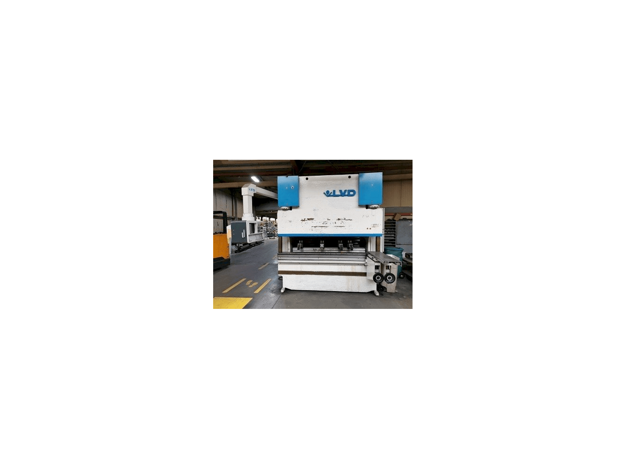 Вид станка LVD PPEB 100/25 MNC спереди