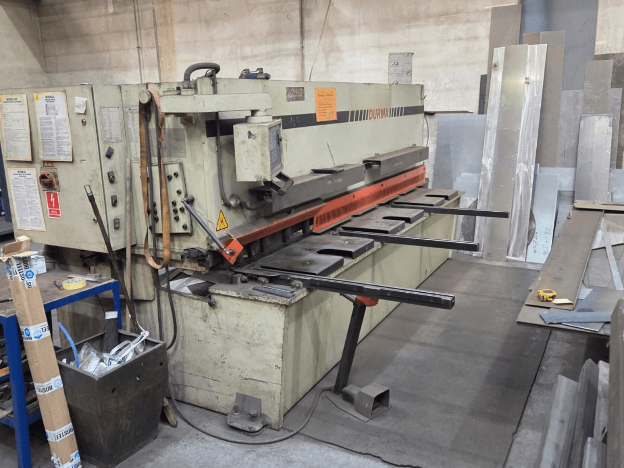 Гидравлическая машинка для стрижки Durma SB 3060, вид спереди, показывает органы управления, режущий нож и металлические листы в рабочей зоне.