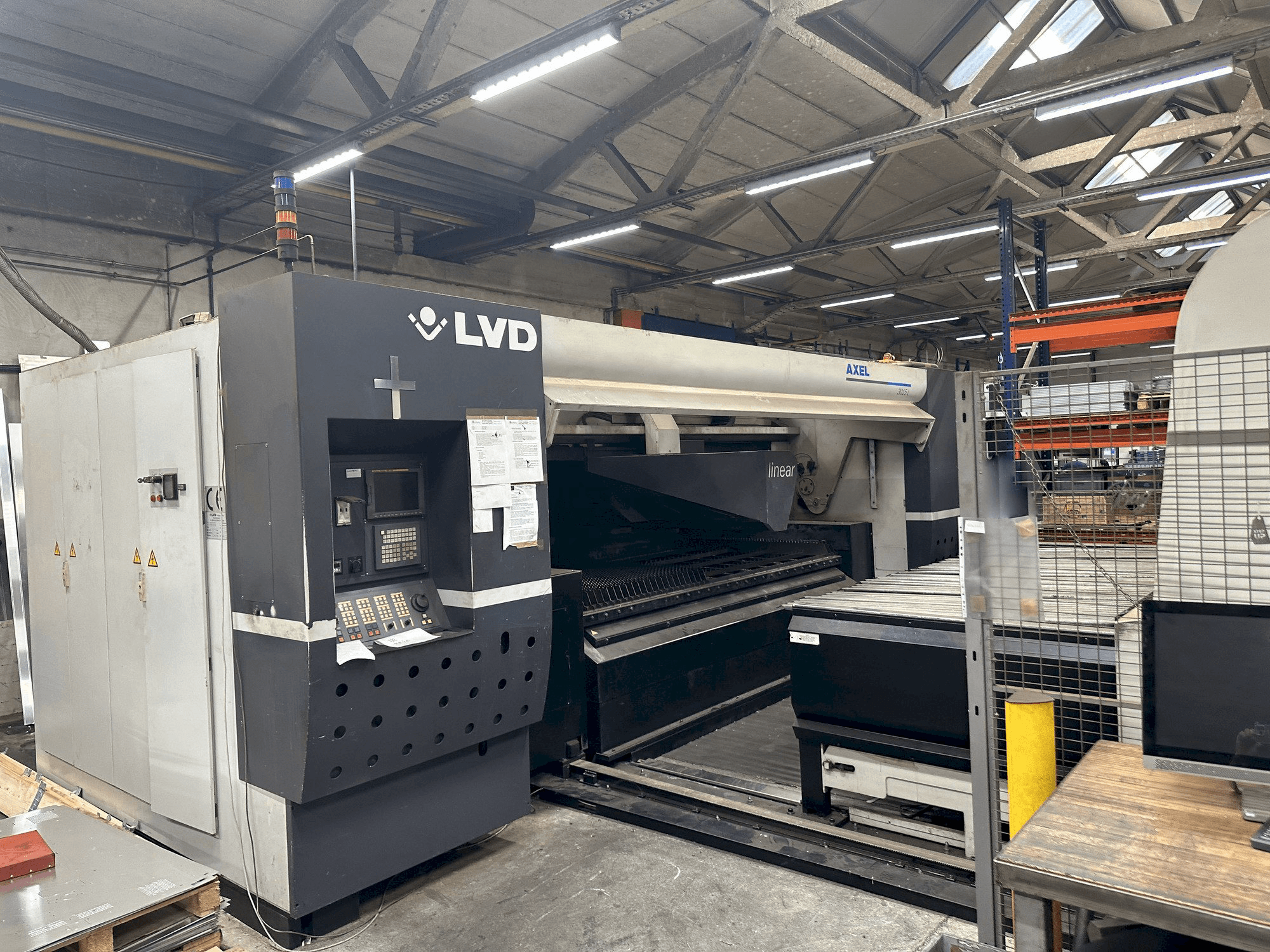 Вид станка LVD Axel 3015 спереди