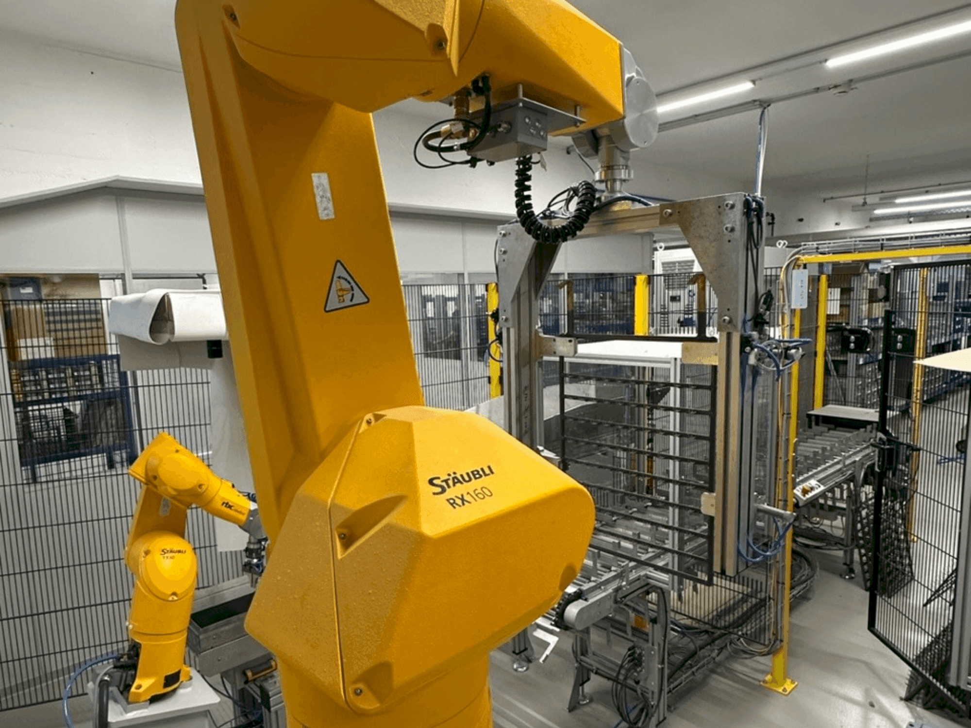 Вид станка STAUBLI RX160 спереди