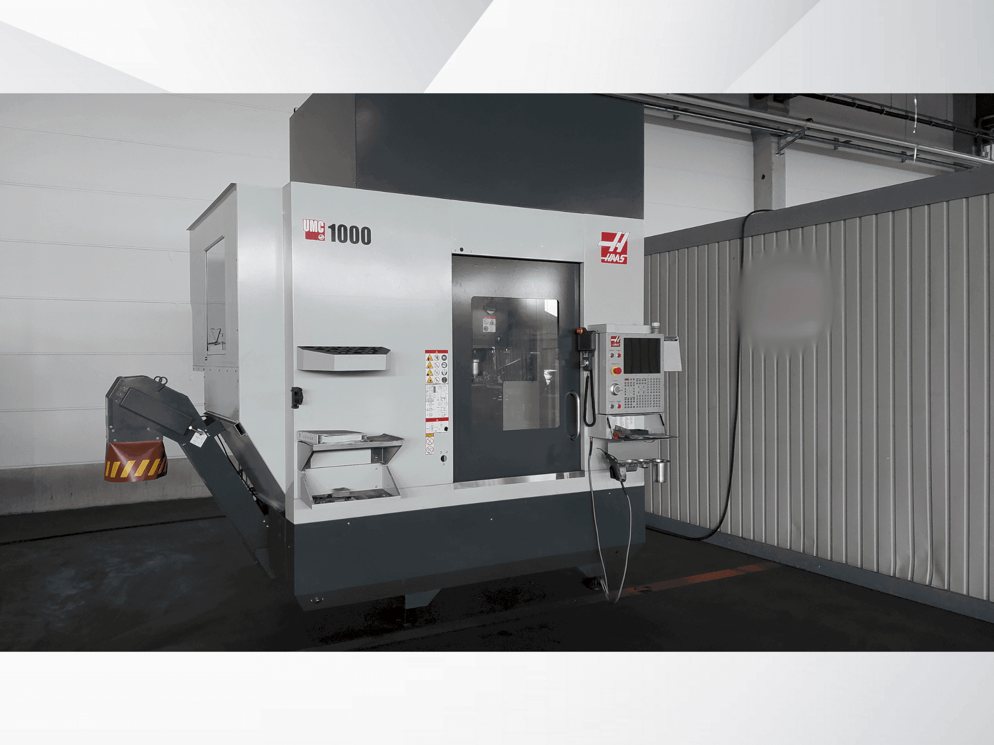 Вид станка HAAS UMC 1000 спереди