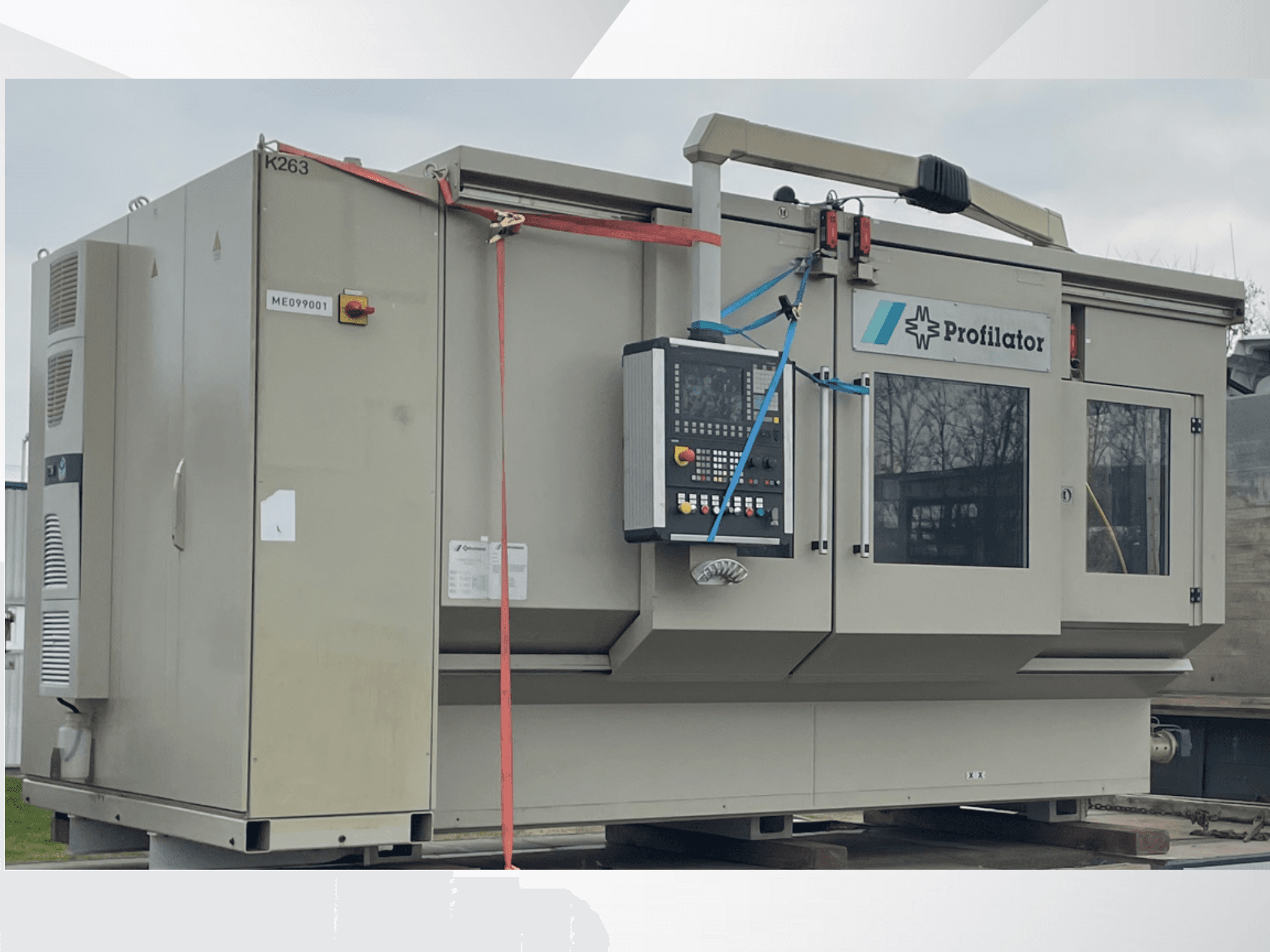 Профилировочный станок на деревянной платформе с видом сбоку, с панелью управления, наклейками безопасности и защитной лентой.