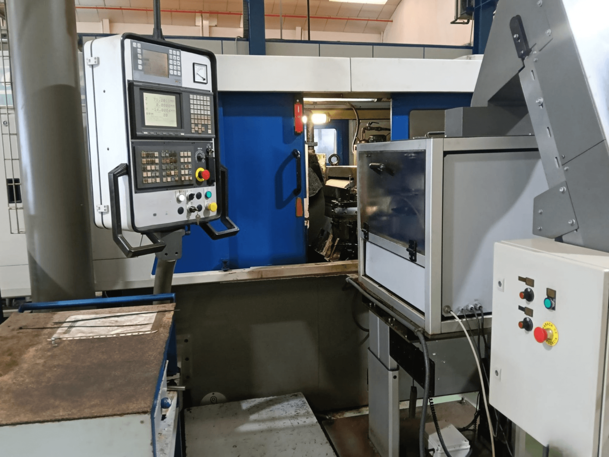 Панель управления и механизм бесцентрово-шлифовального станка DANOBAT 327 MDA, вид сбоку, видны кнопки и дисплей.