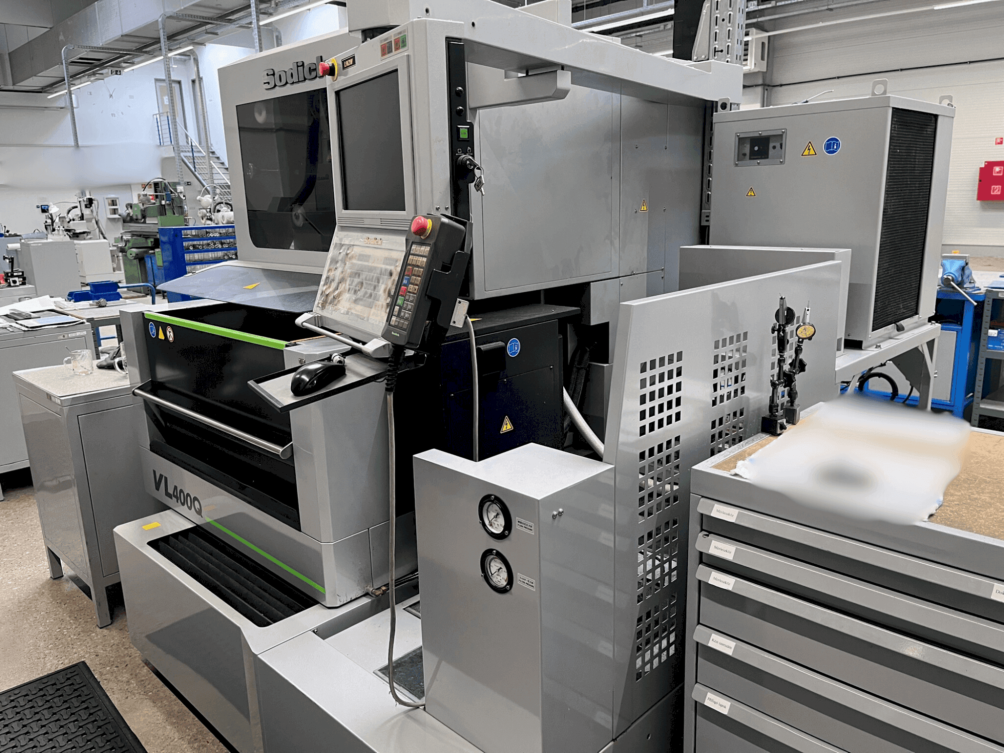 Вид станка Sodick VL 400Q спереди