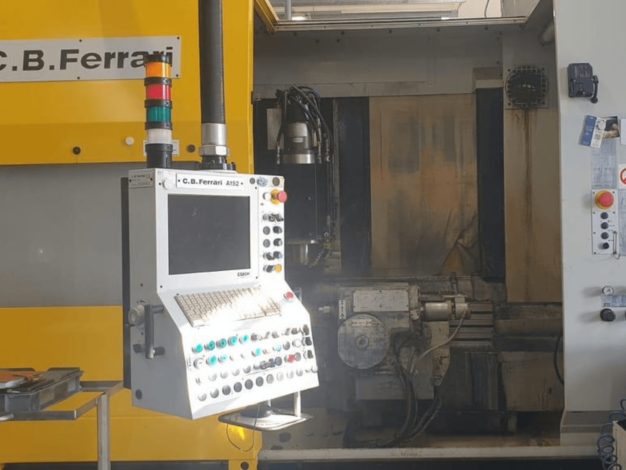 Вертикальный обрабатывающий центр C.B. Ferrari A152 вид спереди, демонстрирует панель управления с кнопками и компоненты двигателя на станке.