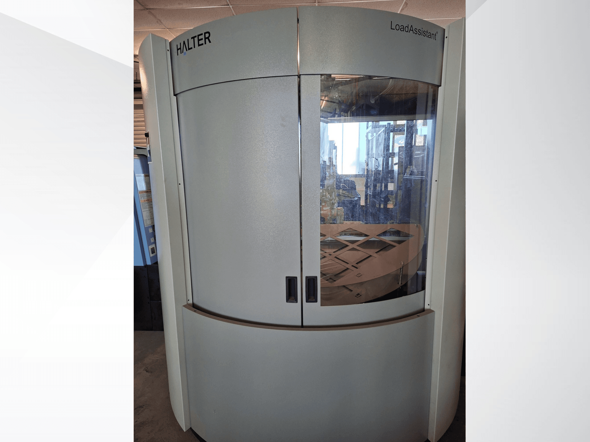 Роботизированный манипулятор HALTER LoadAssistant Universal Big 70, вид спереди, демонстрирующий лаконичный дизайн с прозрачными дверцами и внутренней погрузочной платформой.