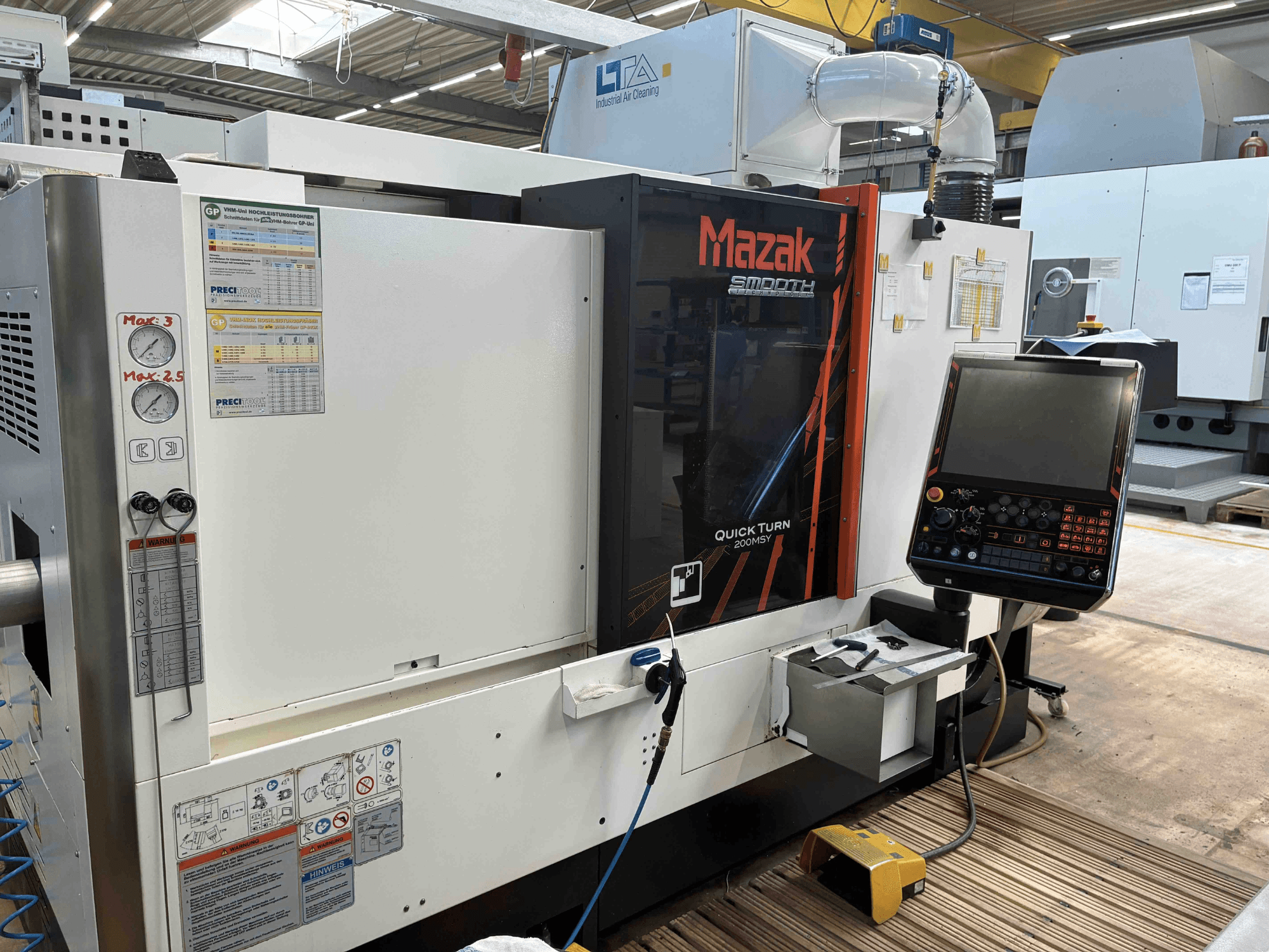 Токарно-фрезерный центр Mazak Quick Turn Smooth 200MSY, вид спереди, демонстрирующий панель управления и рабочие датчики.