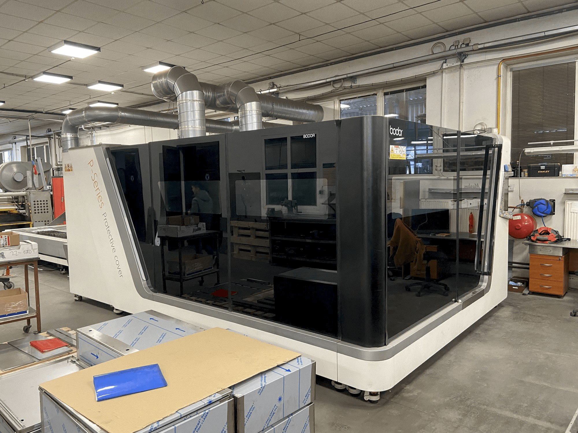 Вид станка Bodor P3 спереди