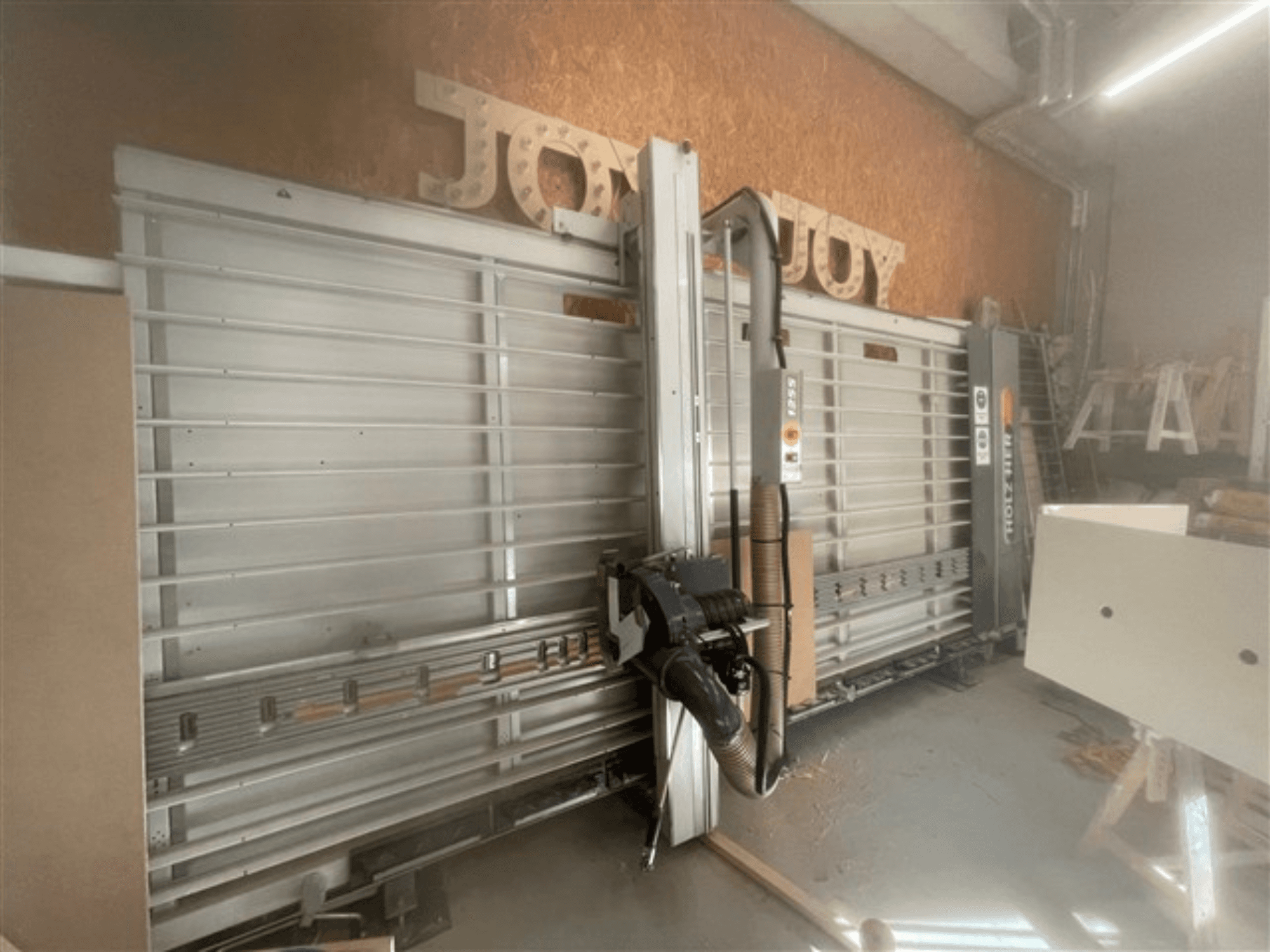 Горизонтальная пила для резки панелей, торговая марка Holz-Her, вид сбоку, демонстрирует пильный диск, пылеудаление и место для хранения.