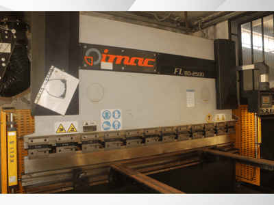 Гибочный станок IMAC FL 80-2500, вид спереди, панель управления, предупреждения о безопасности и элементы металлической оснастки.