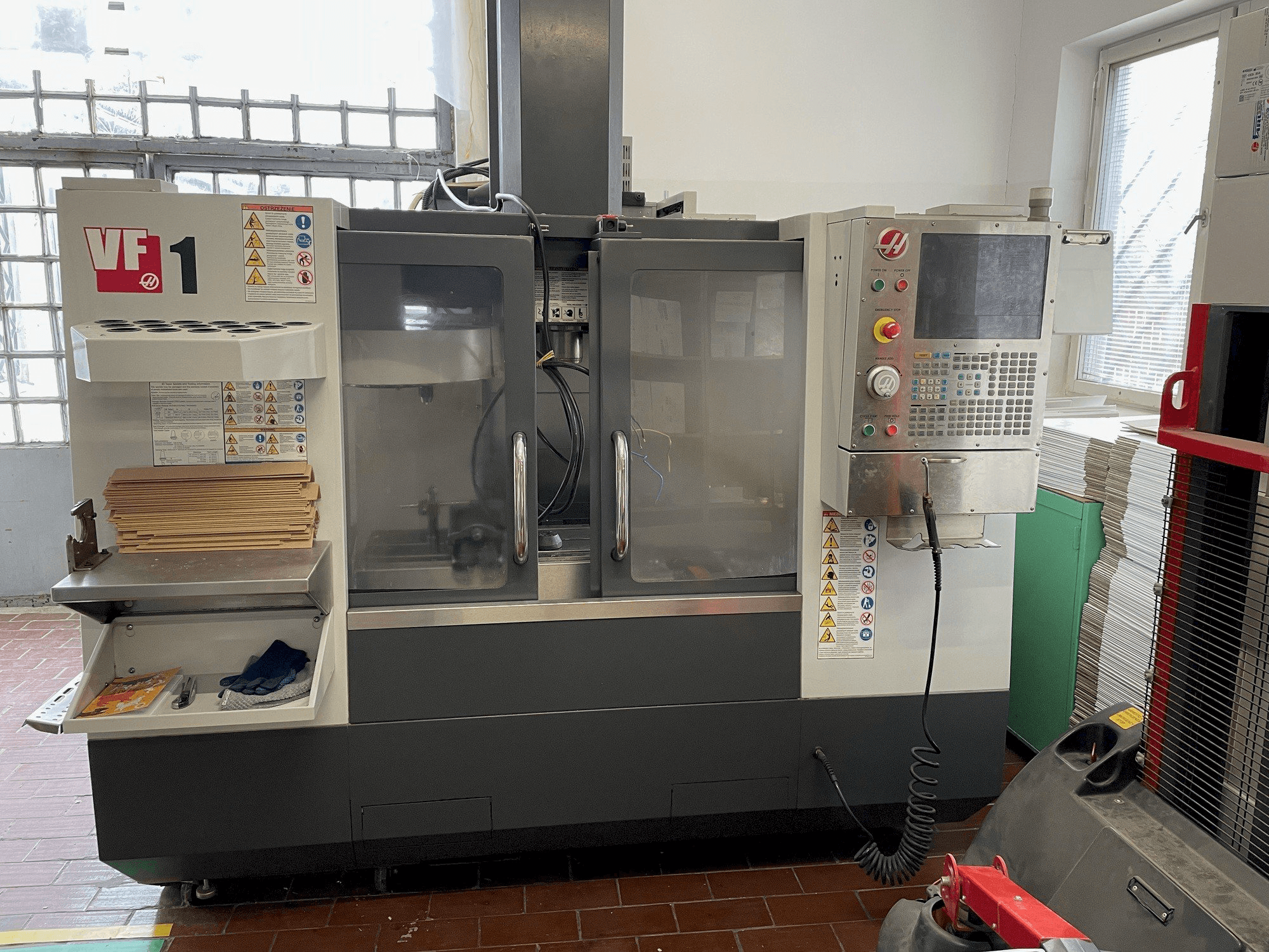 Вид станка HAAS VF-1 спереди