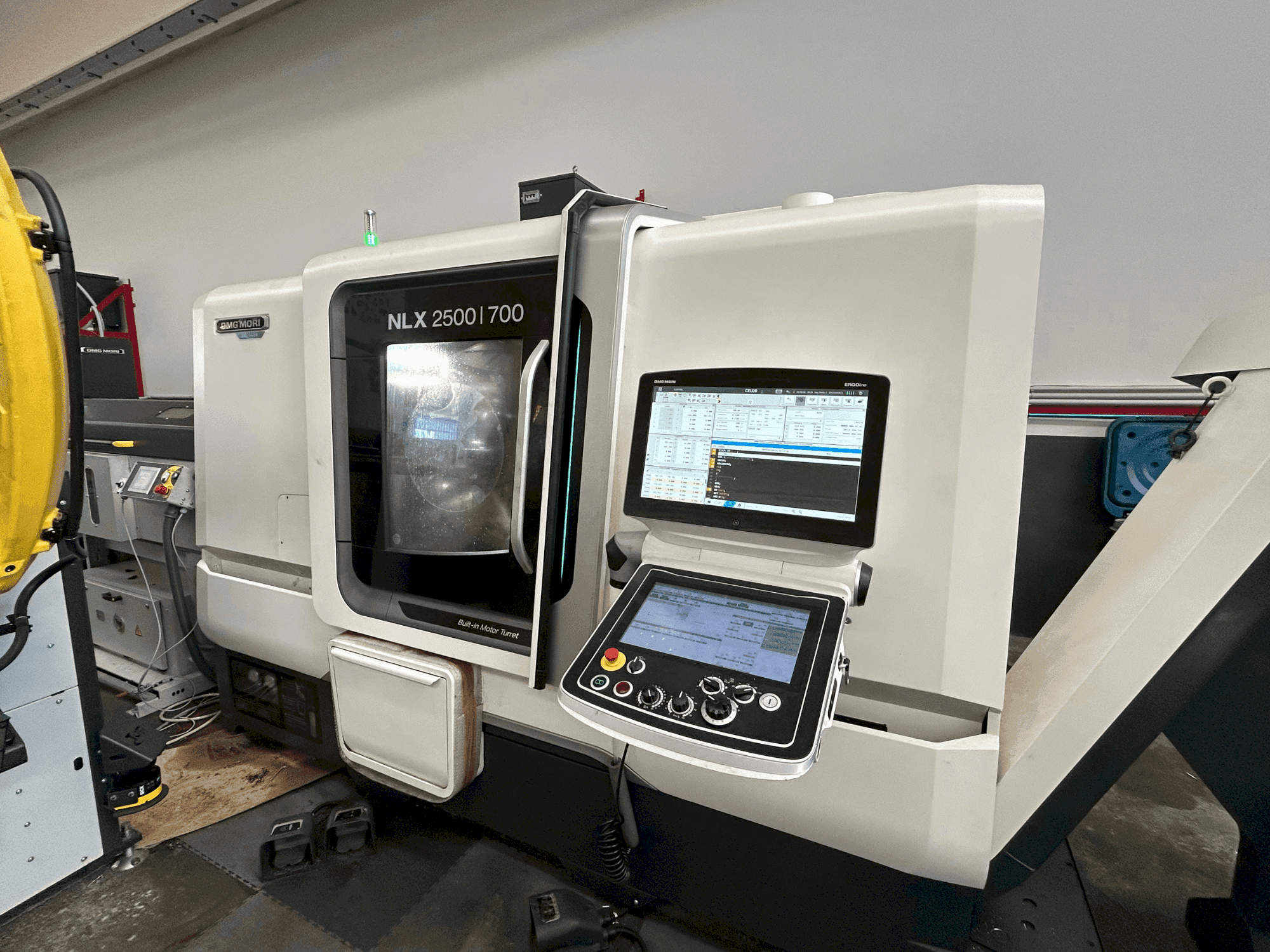 Вид станка DMG MORI NLX 2500 SY / 700 спереди