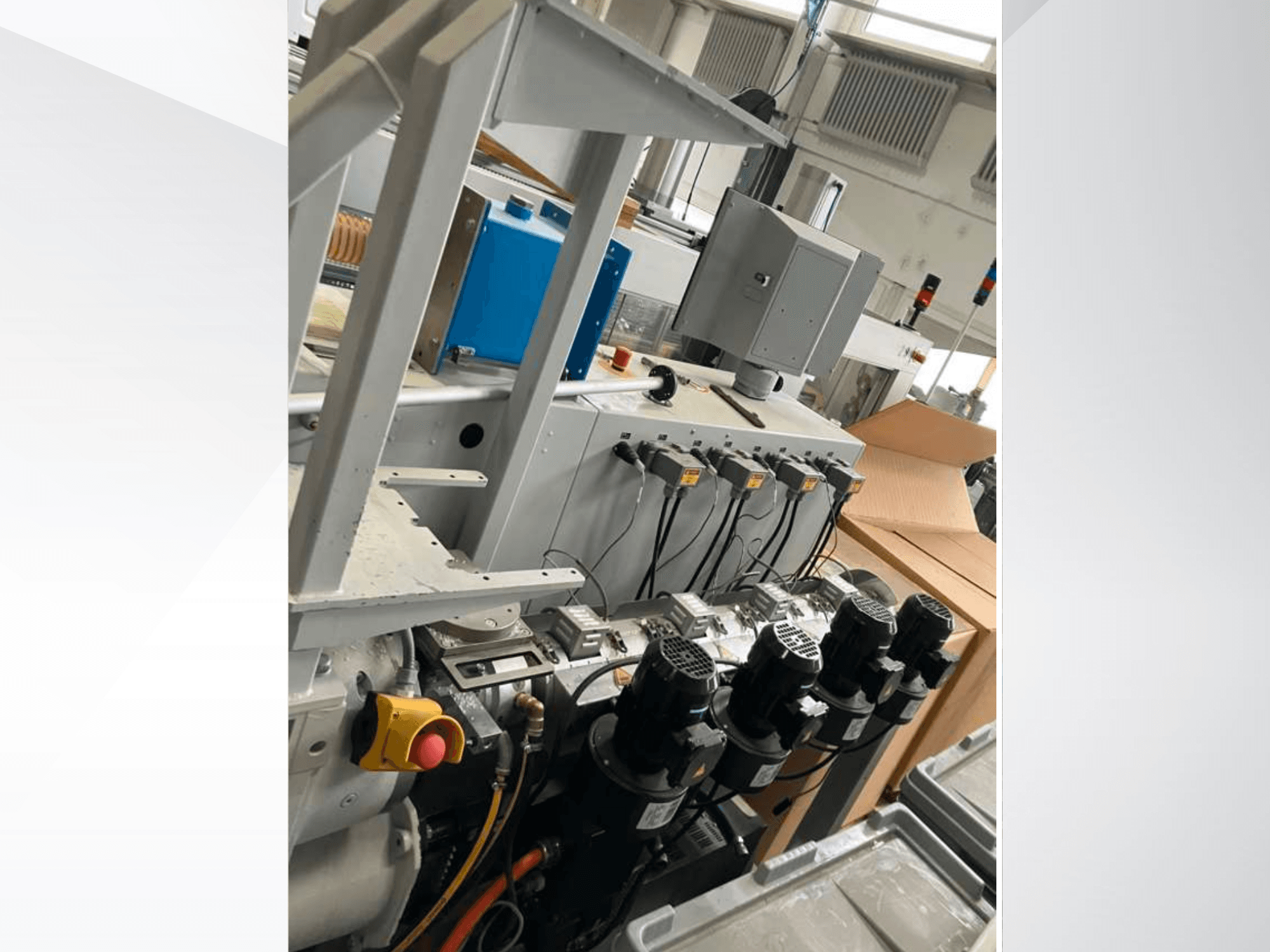 Одношнековый экструдер Krauss Maffei KME 45 XS, вид сбоку с изображением панели управления, двигателей и различных компонентов.