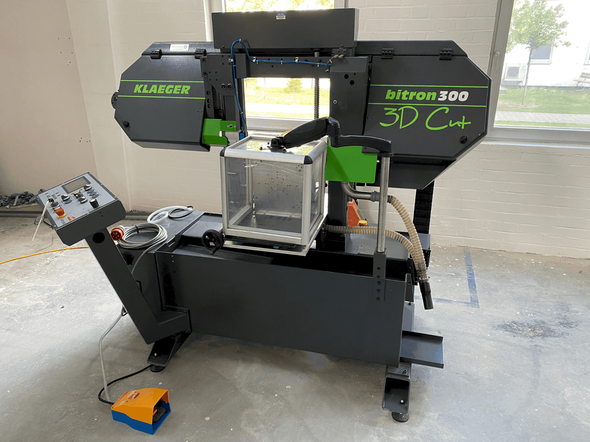 Вид станка Klaeger Bitron 300 3D Cut спереди