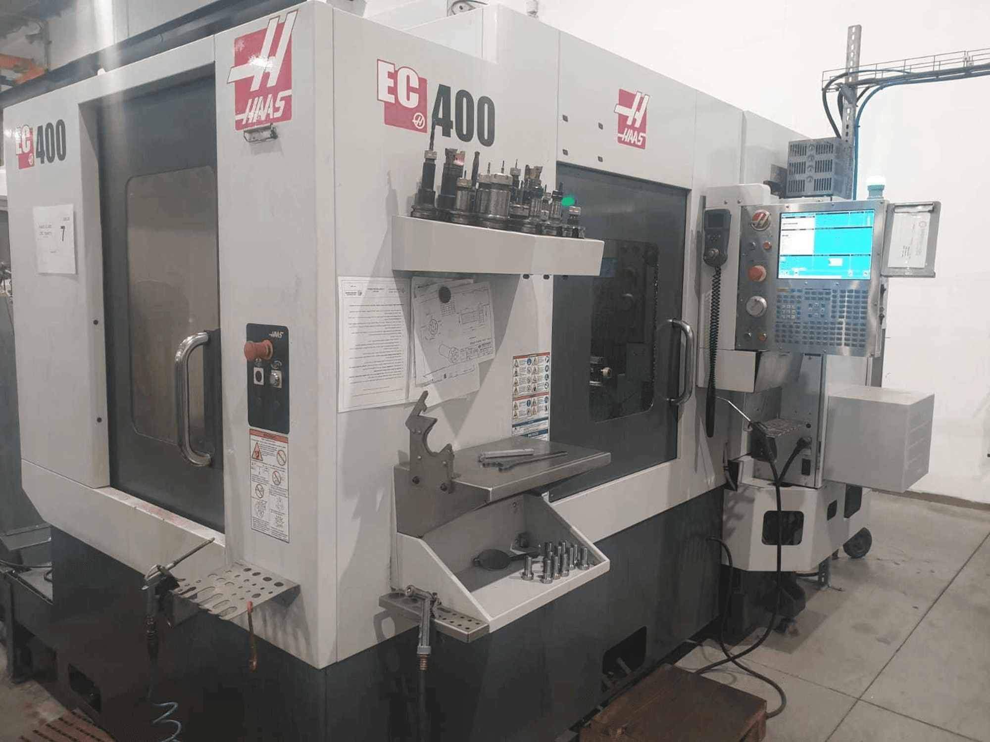 Вид станка HAAS EC400 спереди