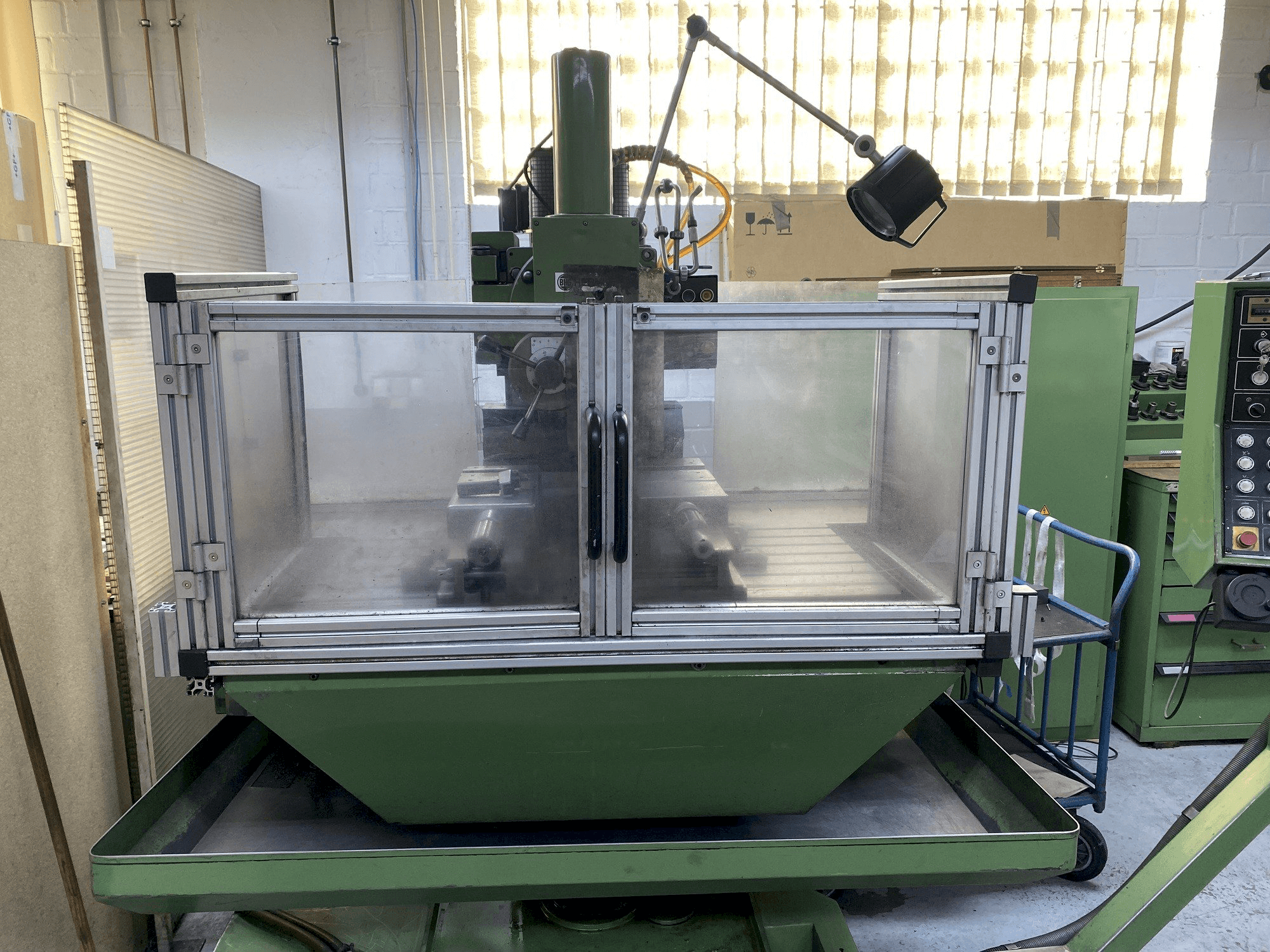 Вид станка HERMLE UWF 1000 спереди