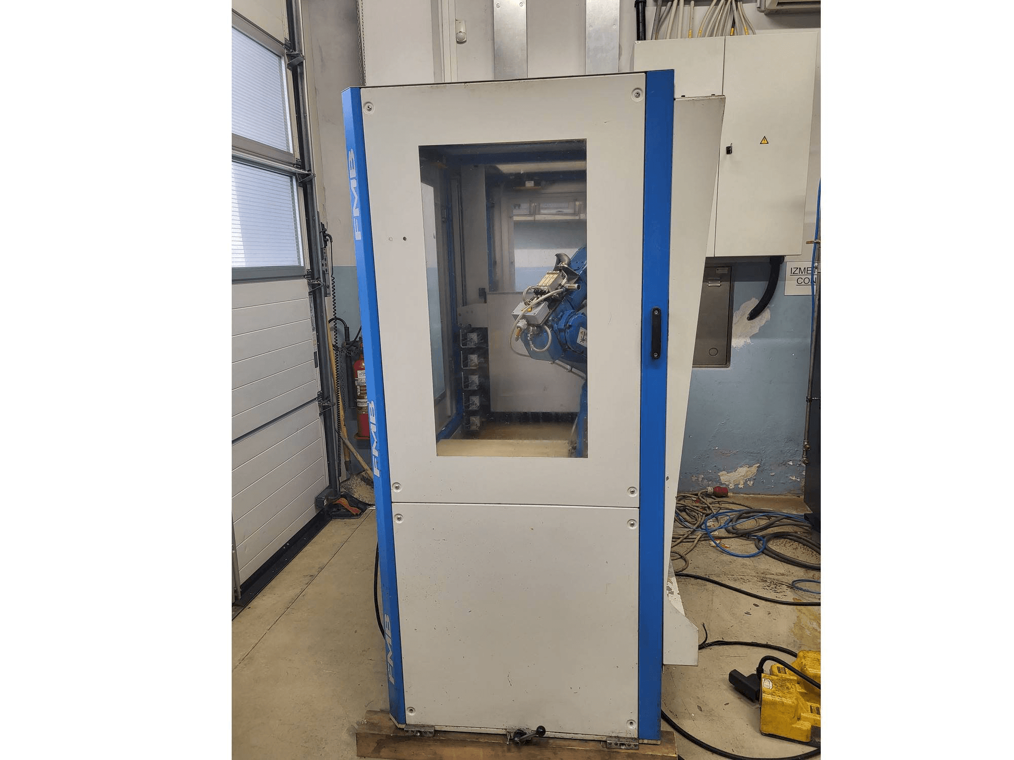Вид станка Yaskawa YR-MH005LS-A12 спереди