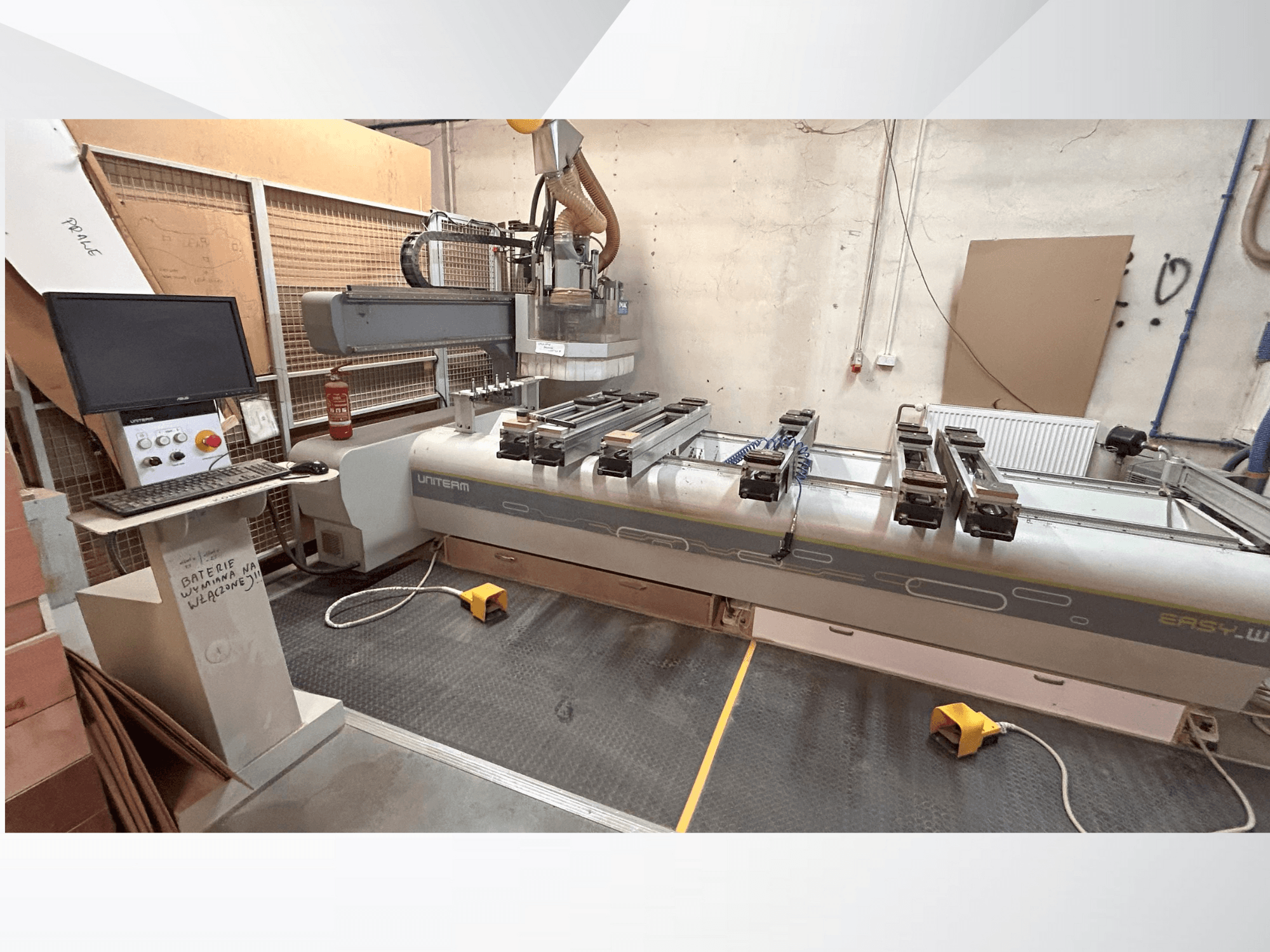 Вид спереди станка с ЧПУ UNITEM EASY-W: панель управления, монитор и зажатые заготовки на рабочем столе.