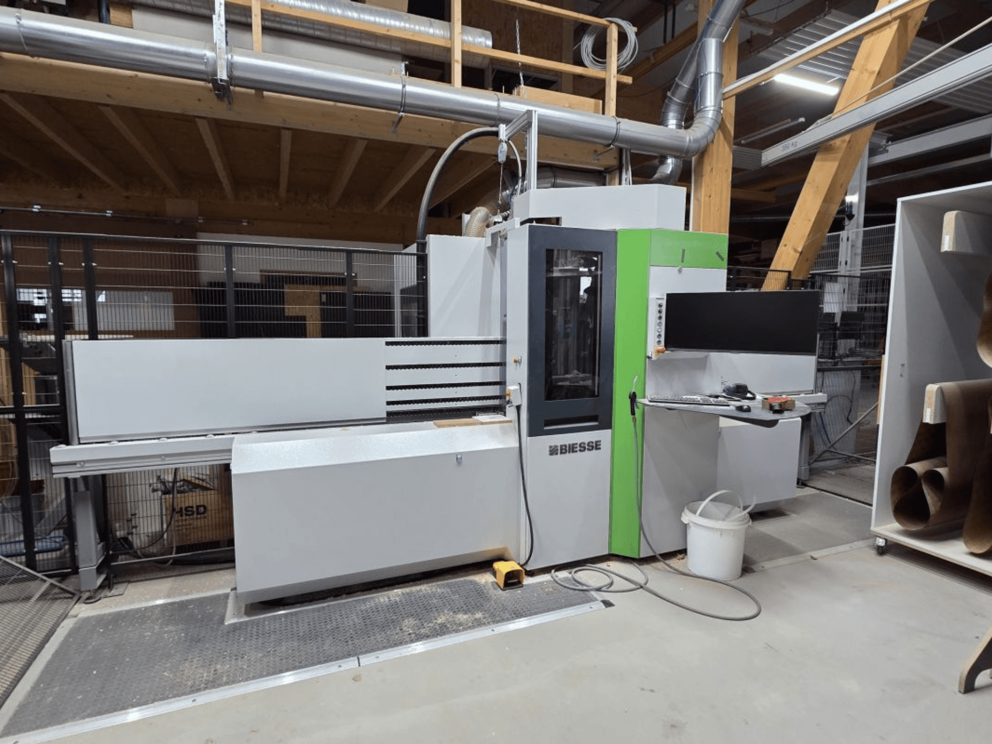 Обрабатывающий центр BIESSE Brema EKO 2.2 с ЧПУ, вид спереди, на котором видны панель управления и основной корпус с зелёными акцентами.
