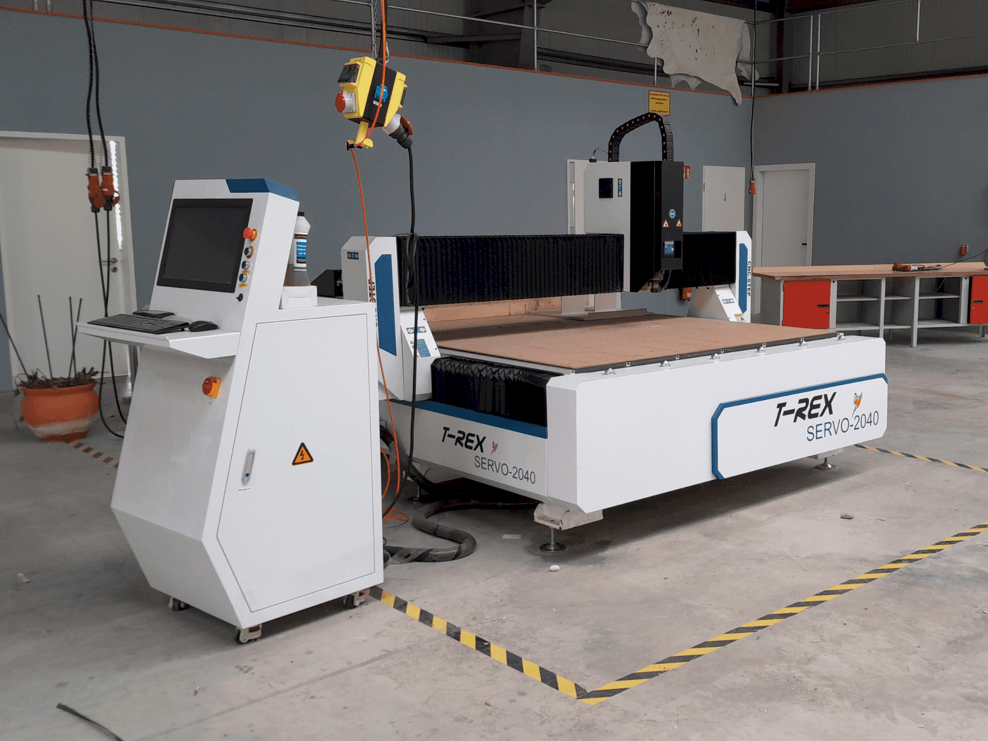 Вид станка T-Rex Servo 2040 спереди