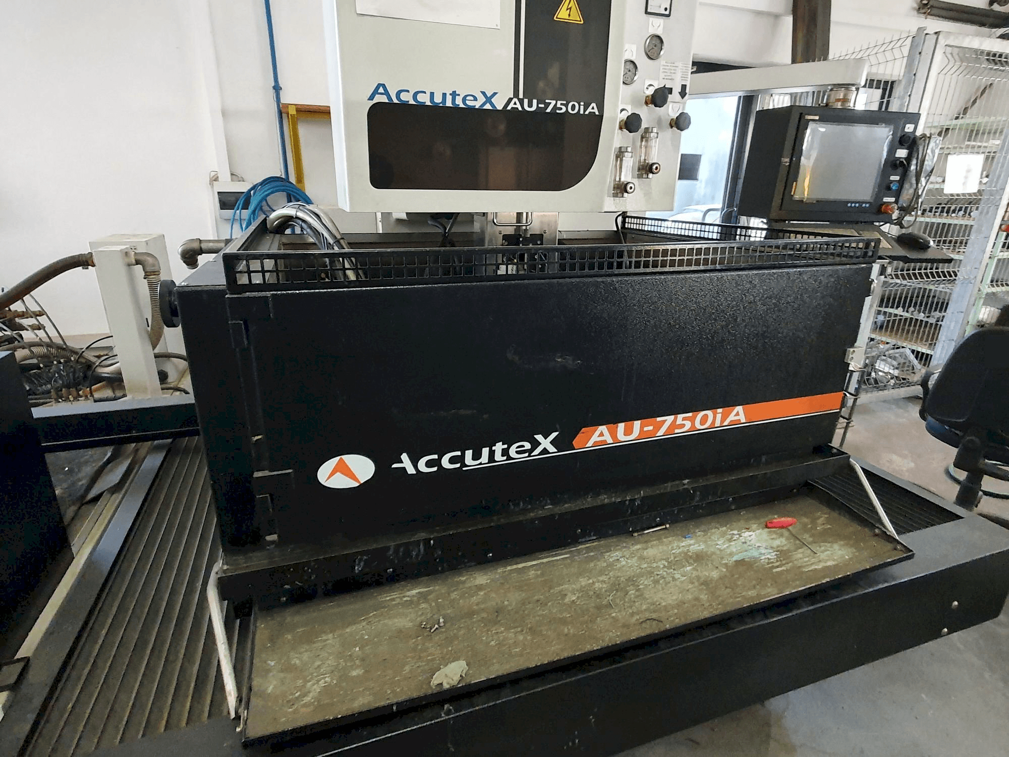 Вид станка AccuteX AU-750iA спереди