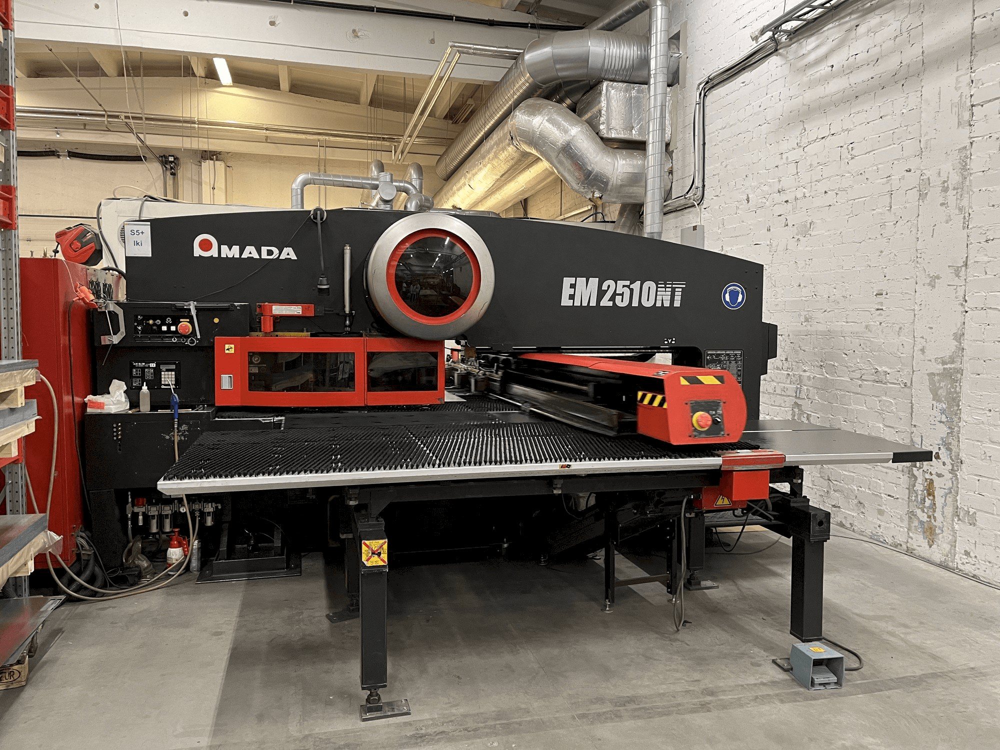 Вид станка AMADA EM2510NT спереди