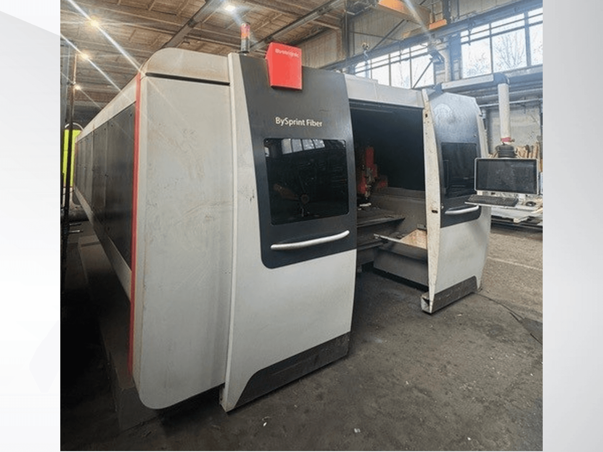 Машина BySprint Fiber от компании Brünswick, вид спереди с двумя отверстиями, сенсорная панель управления и промышленное рабочее пространство внутри.