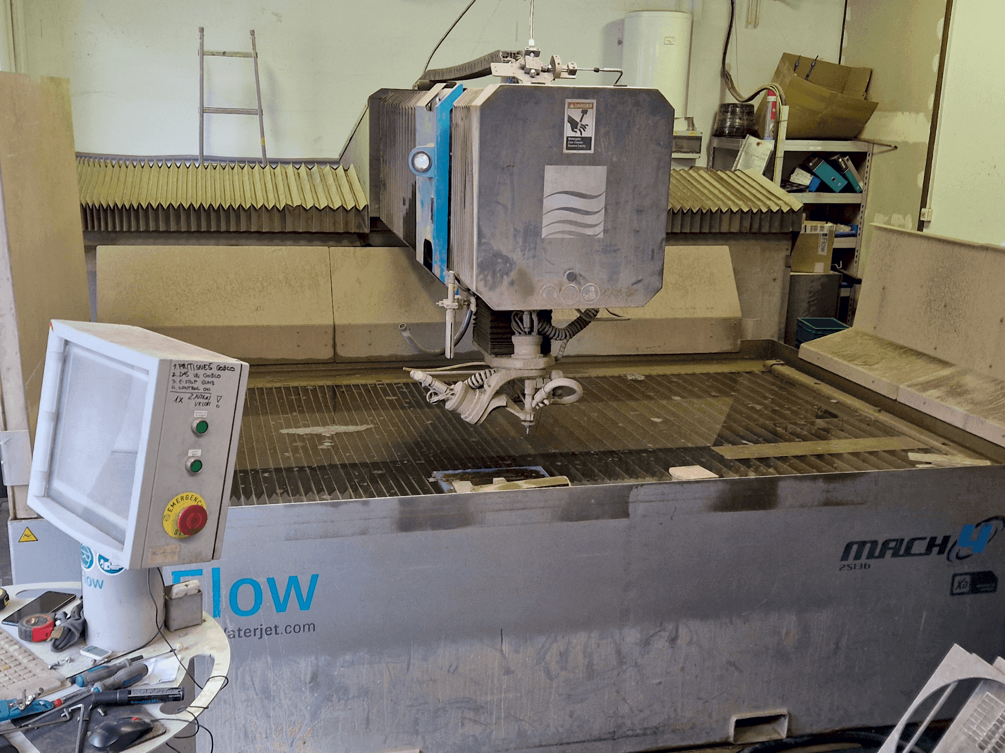 Вид станка Flow Mach 4 B спереди