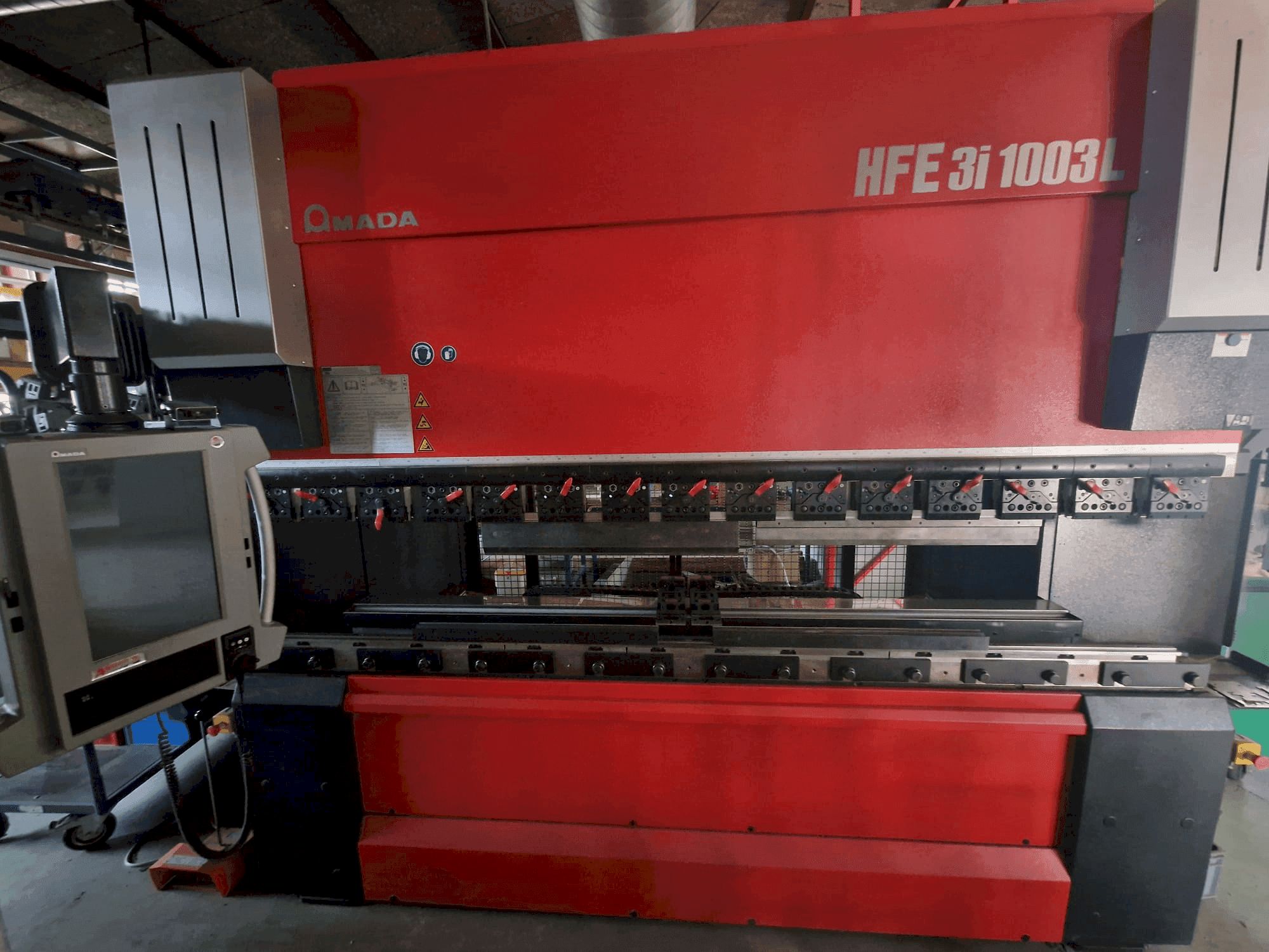 Вид станка AMADA HFE 3L 1003 спереди