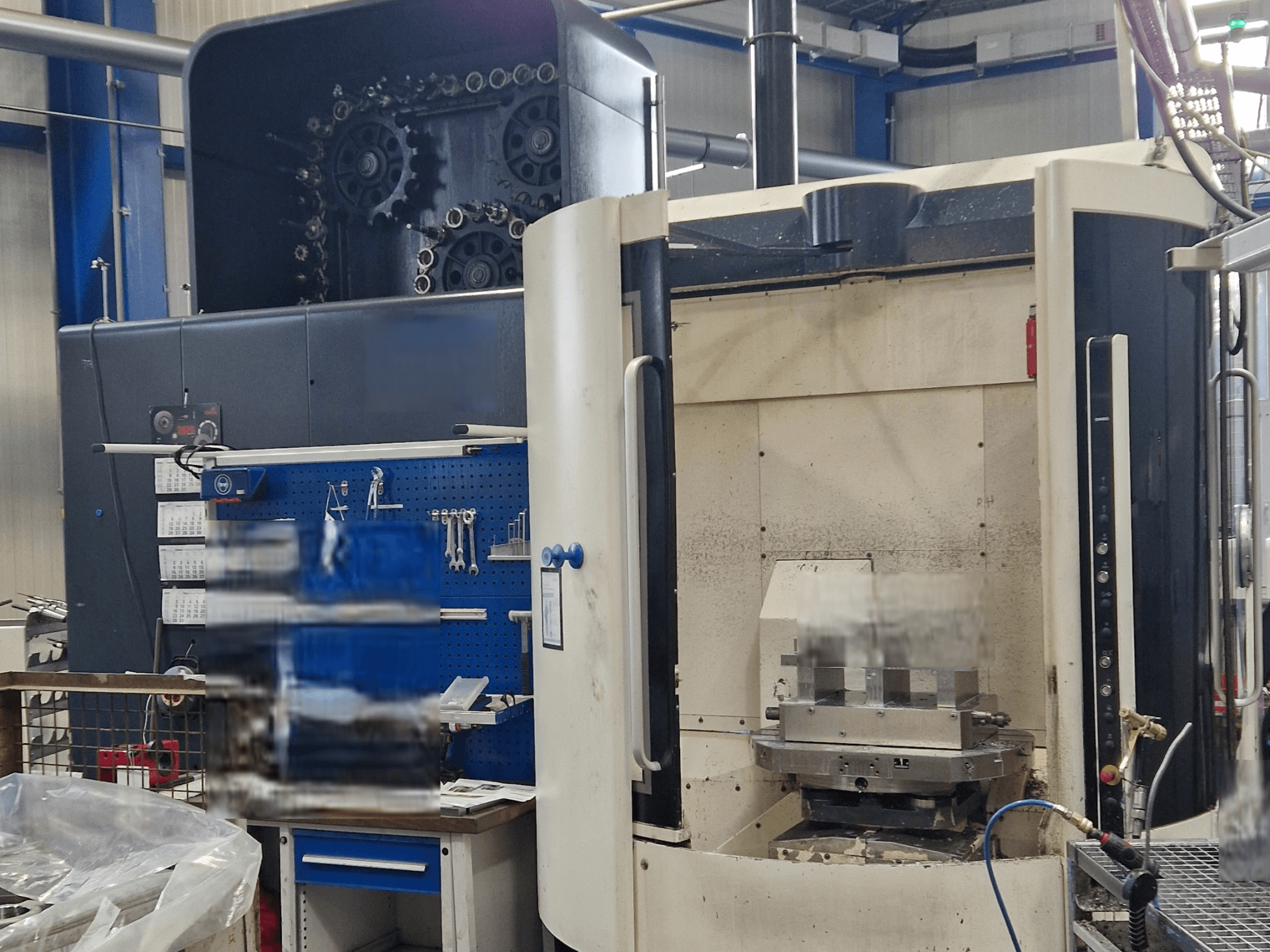 Универсальный обрабатывающий центр DMG DMC80U DuoBlock, вид спереди, демонстрирует панель управления и рабочую зону с принадлежностями для инструмента.