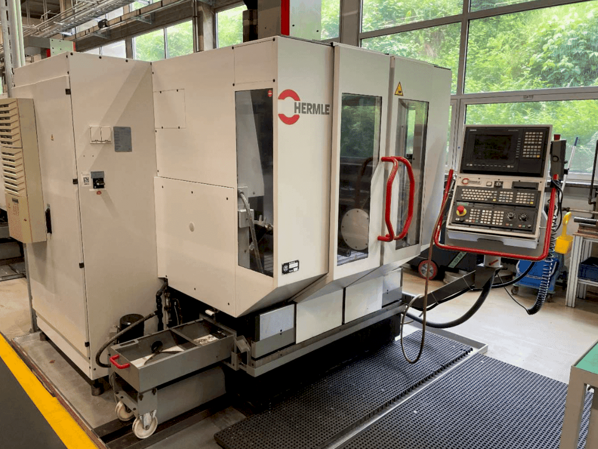 Вид станка HERMLE C600V спереди