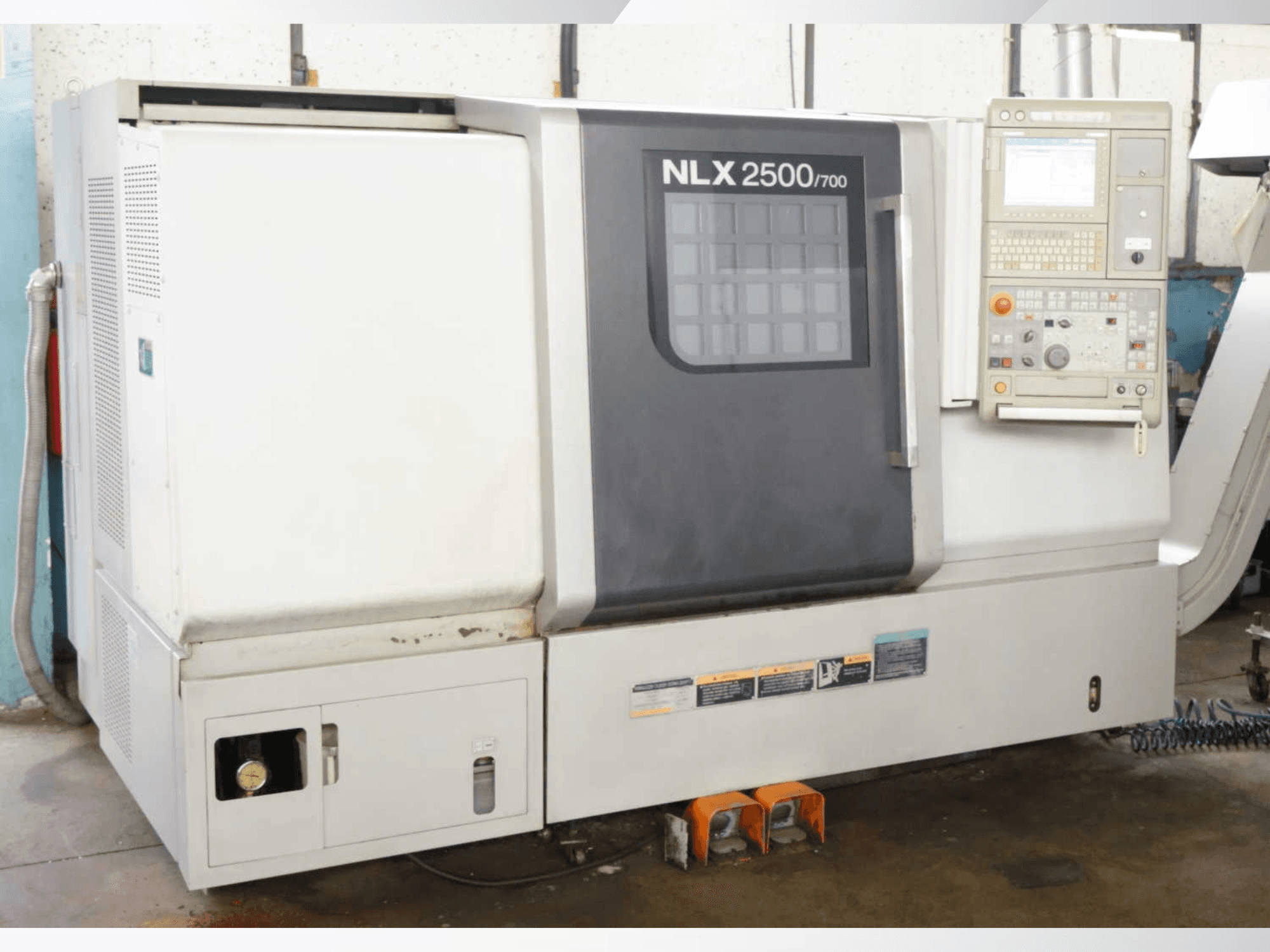 Горизонтальный токарный станок DMG MORI NLX 2500/700, вид спереди с панелью управления и основными элементами станка.