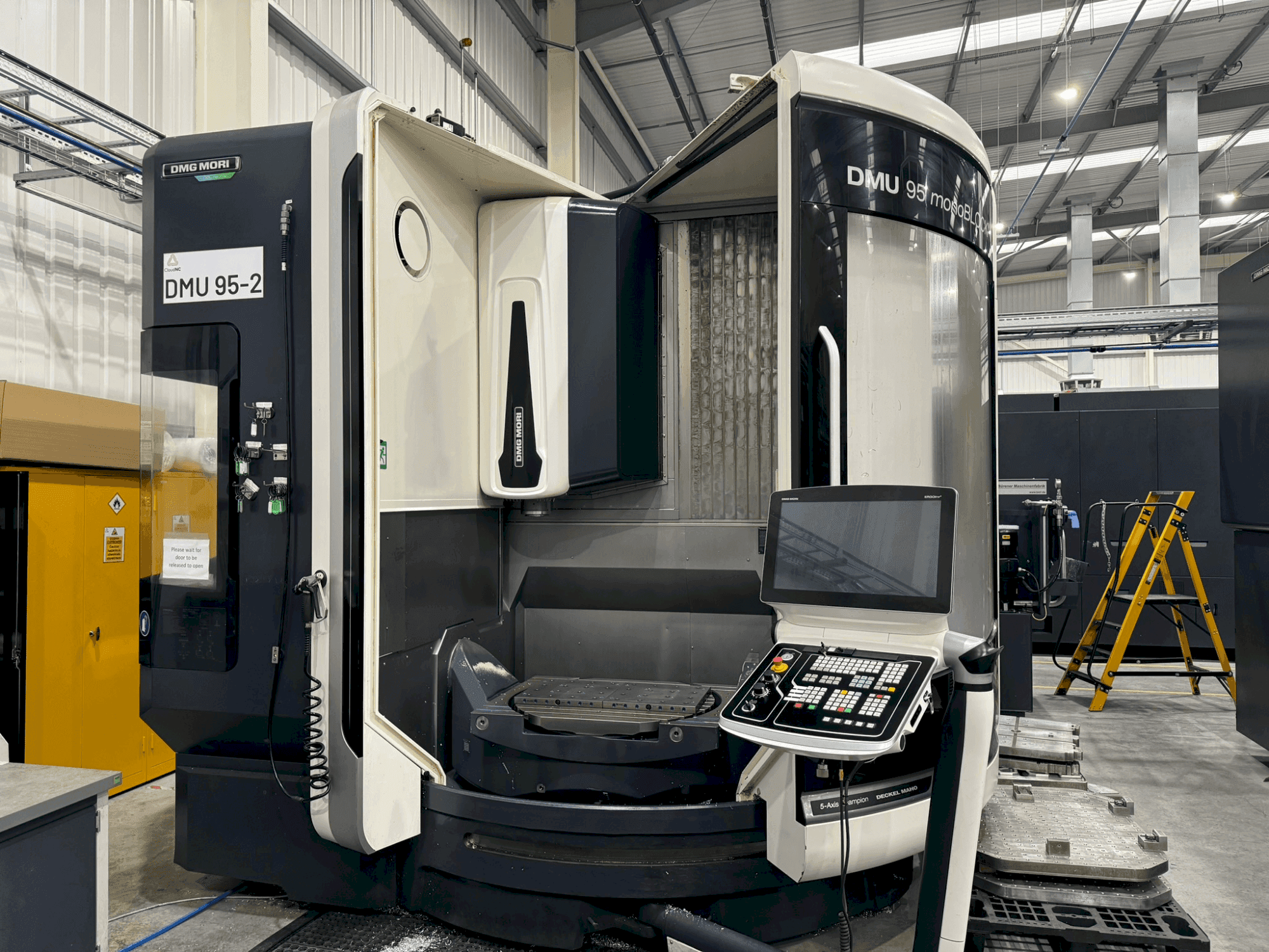 Вид станка DMG MORI DMU 95 Monoblock спереди