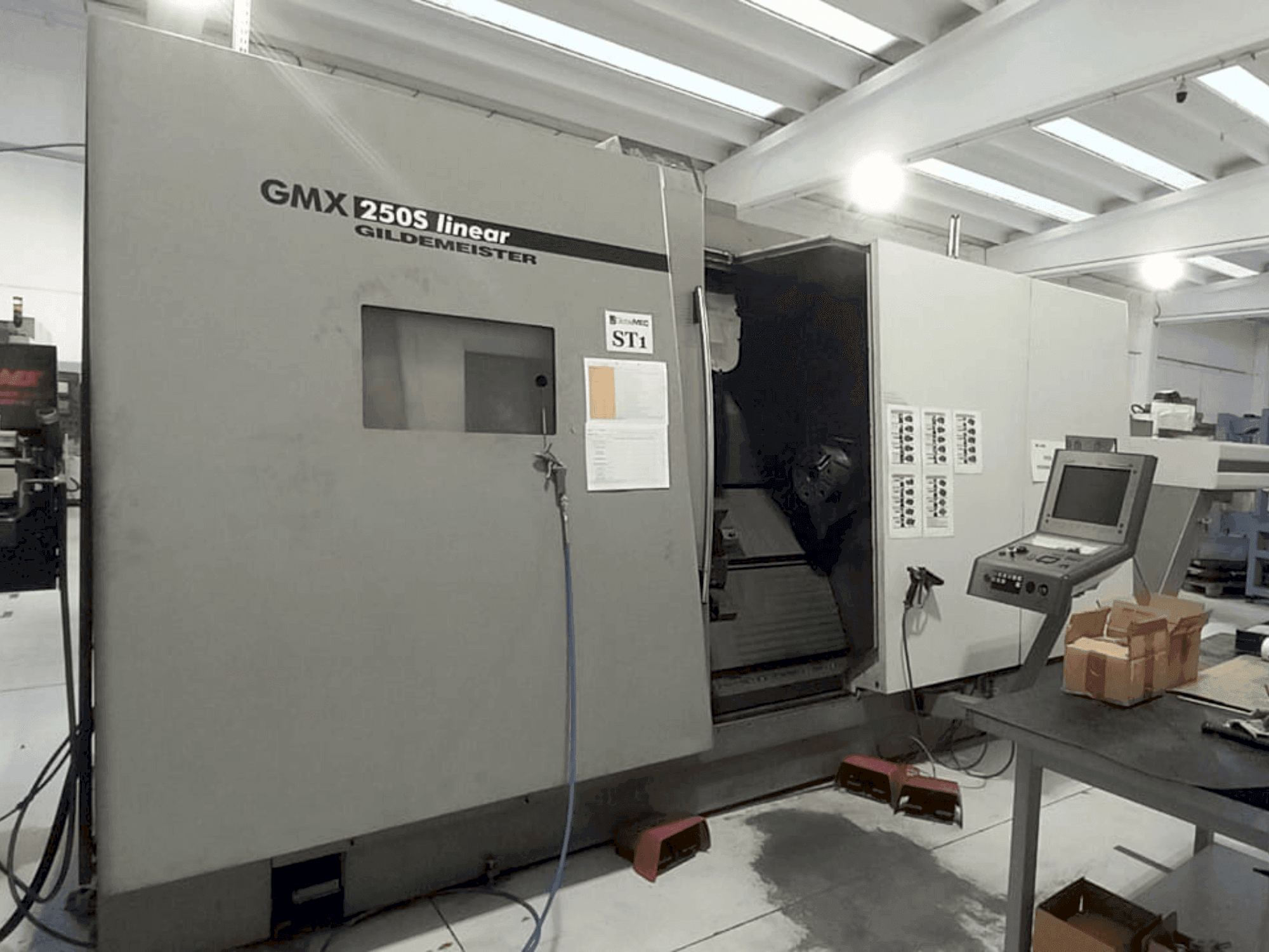 Вид станка Gildemeister GMX 250S Linear спереди