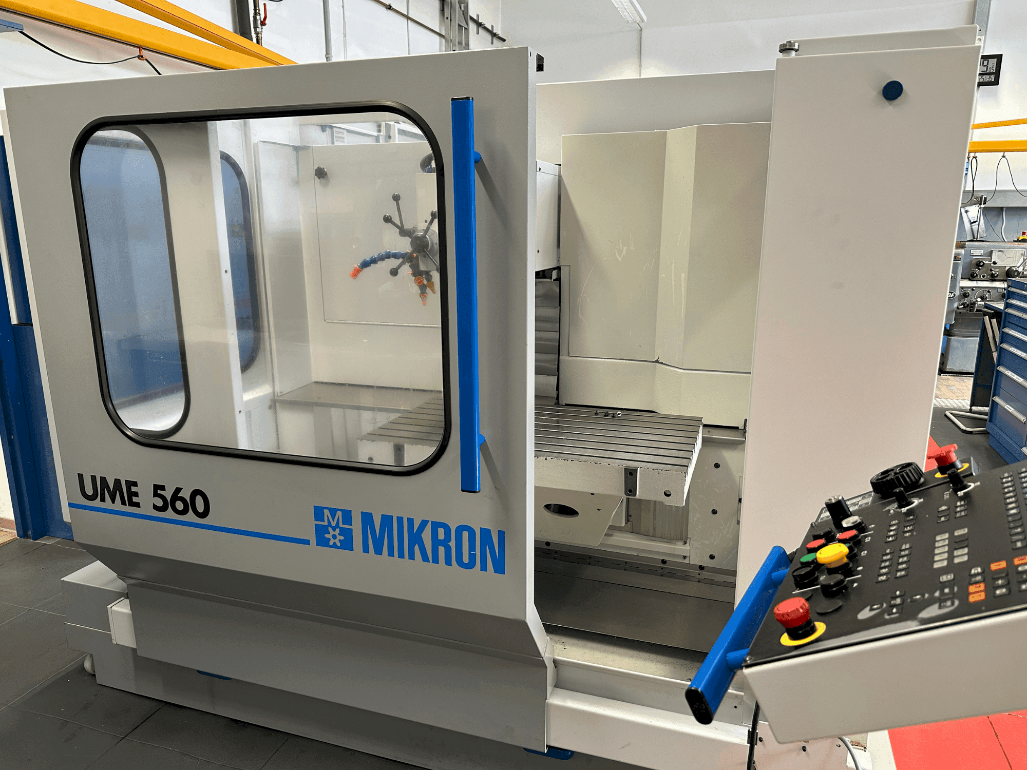 Вид станка MIKRON UME-560 спереди