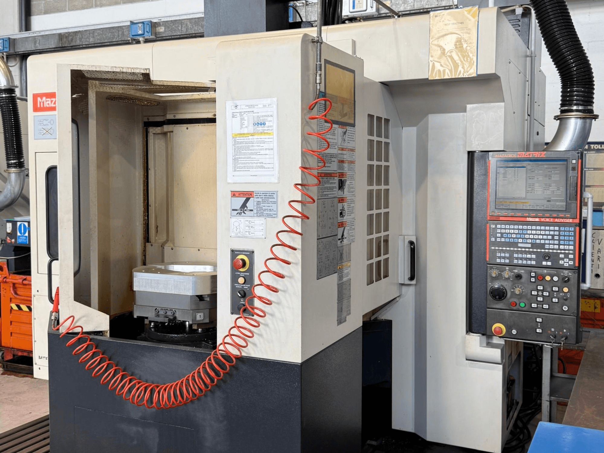 Вертикальный обрабатывающий центр Mazak VARIAXIS I 500 в виде спереди, на котором видны панель управления, держатель заготовки и отсек для хранения инструментов.