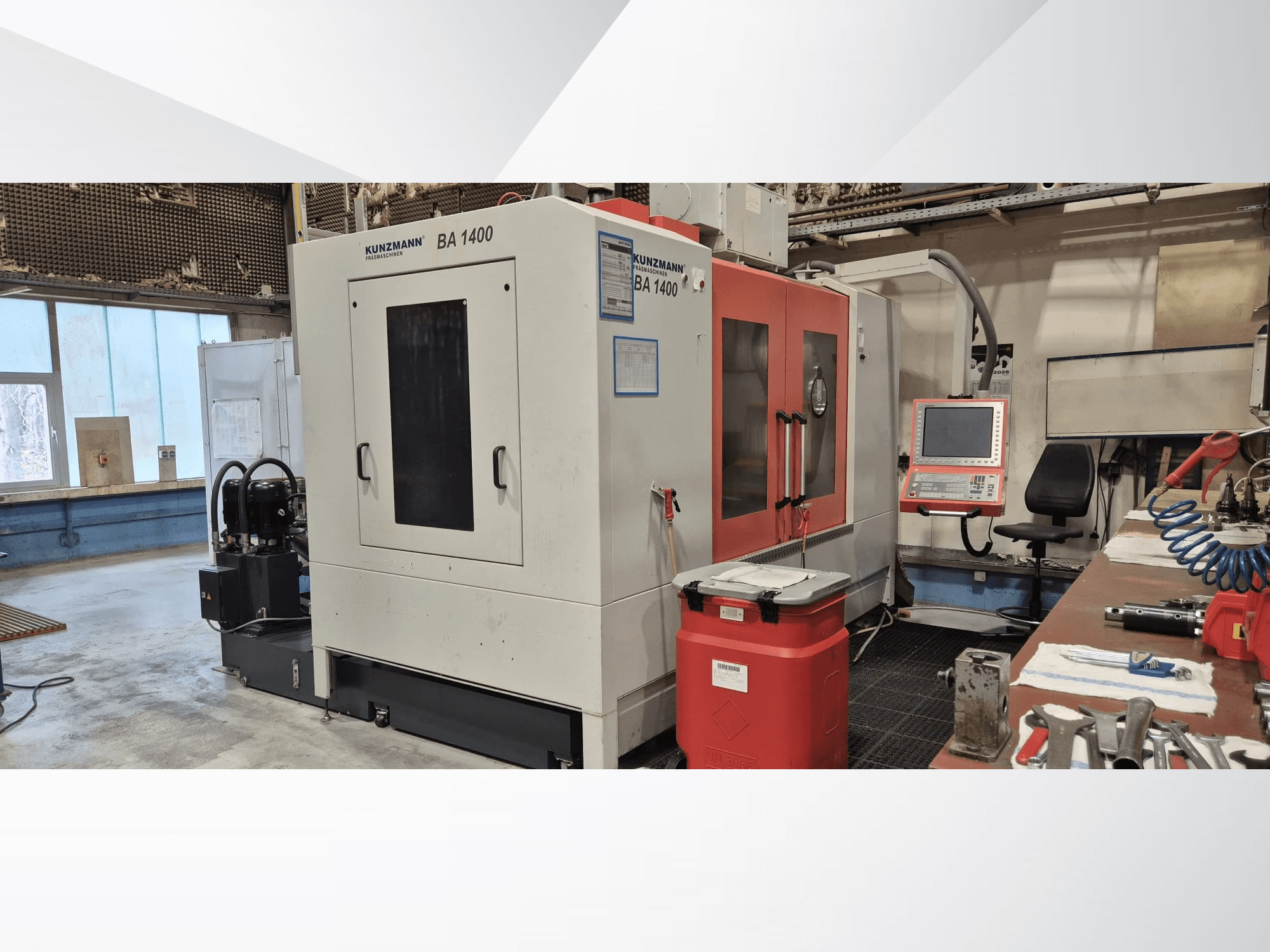 Вертикальный обрабатывающий центр KUNZMANN BA1400 в цехе, вид сбоку, на котором видны панель управления и расположенные вокруг него инструменты.