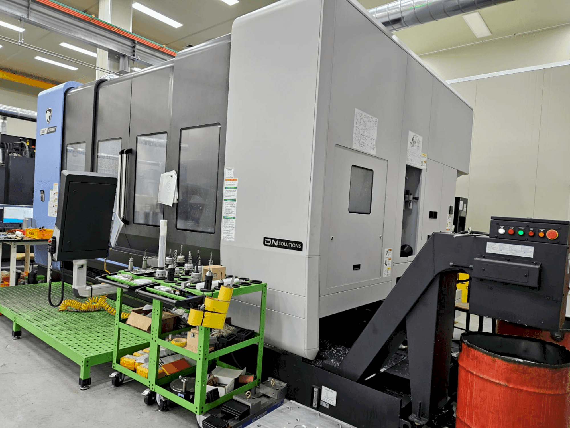 Вид станка DN SOLUTIONS VCF 850LSRII спереди