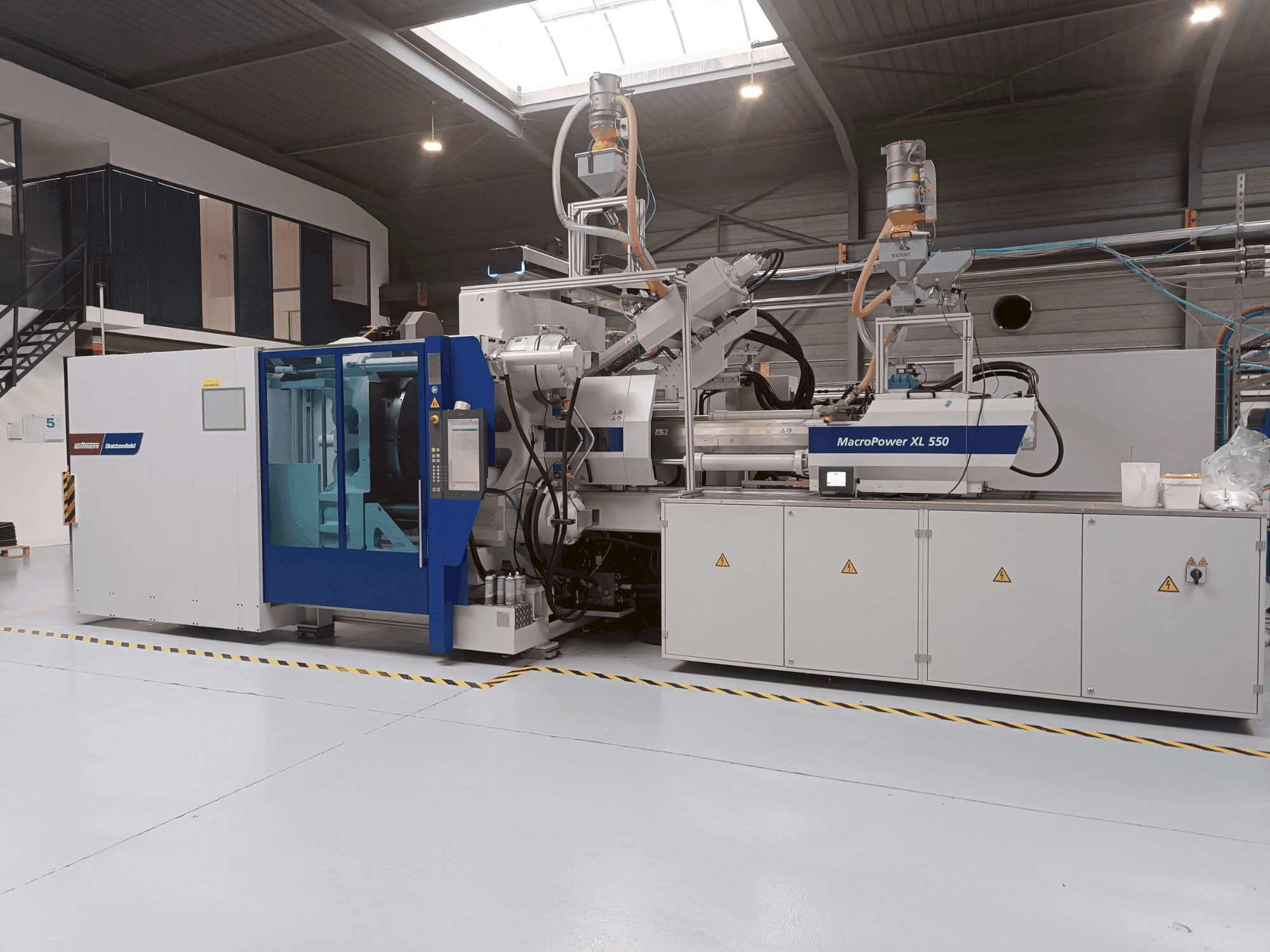 Вид станка Battenfeld MacroPower 550XL 2250H-350S 3K спереди