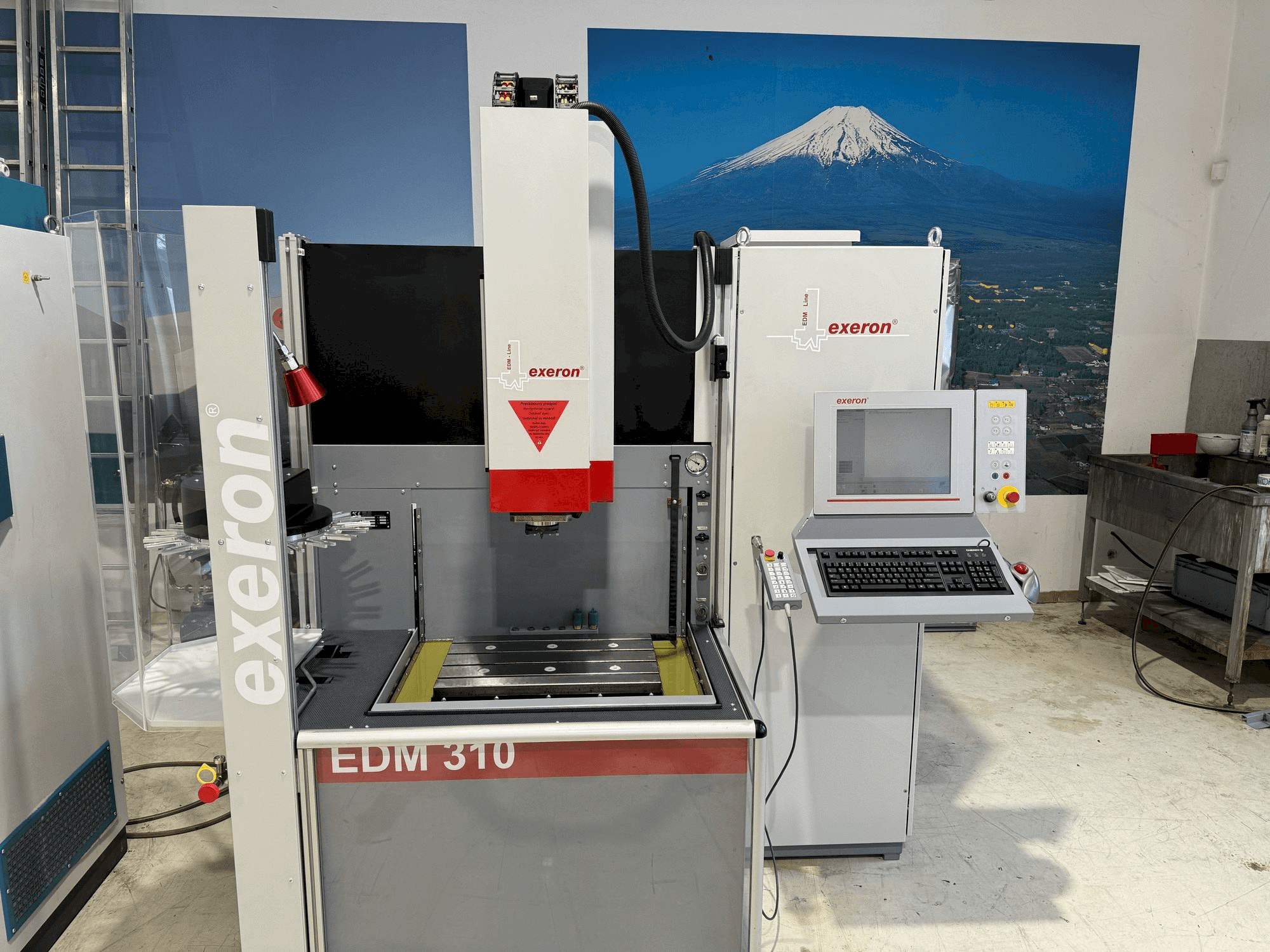 Вид станка Exeron EDM 310 MF 20 спереди
