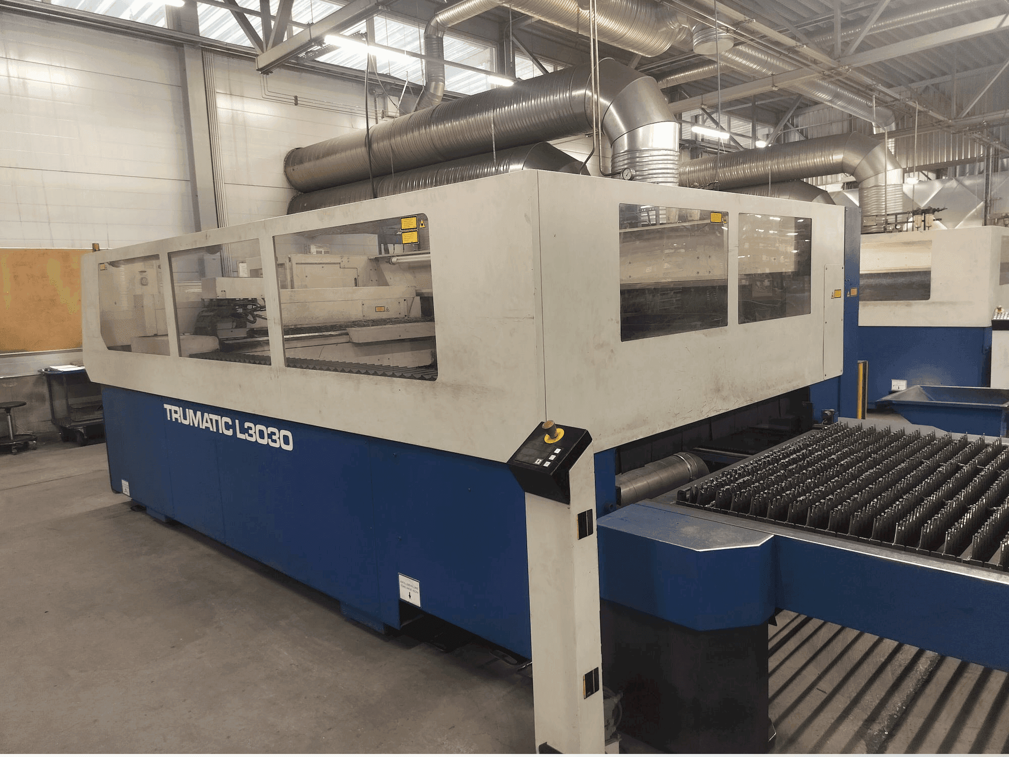 Вид станка TRUMPF Trumatic L3030 спереди