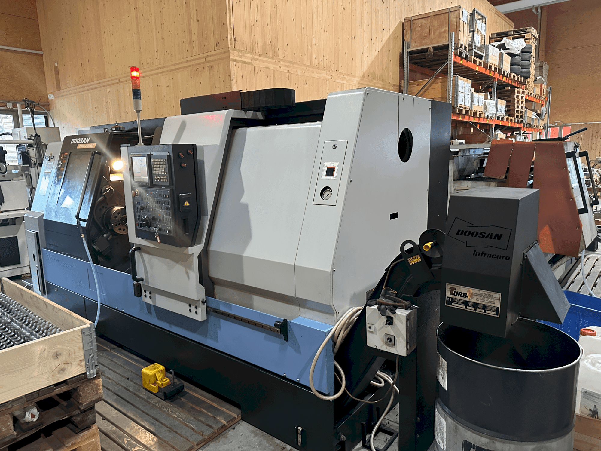 Вид станка DOOSAN Puma 2500XLY спереди