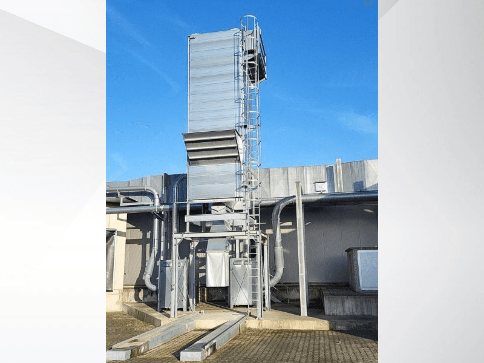 Деревообрабатывающий станок SCHUKO Solo-160-2323/30/182/BD спереди, видна металлическая конструкция и лестница для доступа.